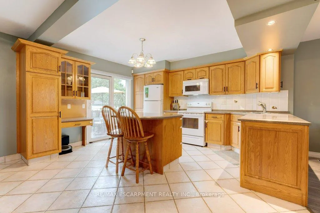 Photo 7 of 275 Montrose Avenue, Hamilton, Rosedale — HOMEH