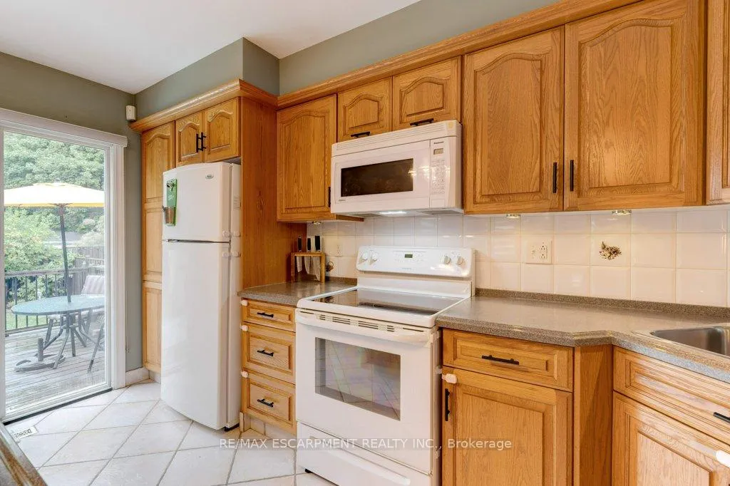 Photo 9 of 275 Montrose Avenue, Hamilton, Rosedale — HOMEH