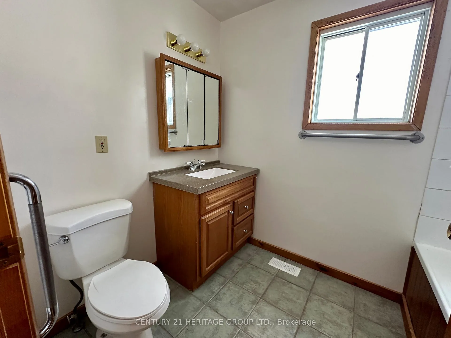 Photo 14 of Unit 1, 1871 Gilford Road, Innisfil, Rural Innisfil — HOMEH