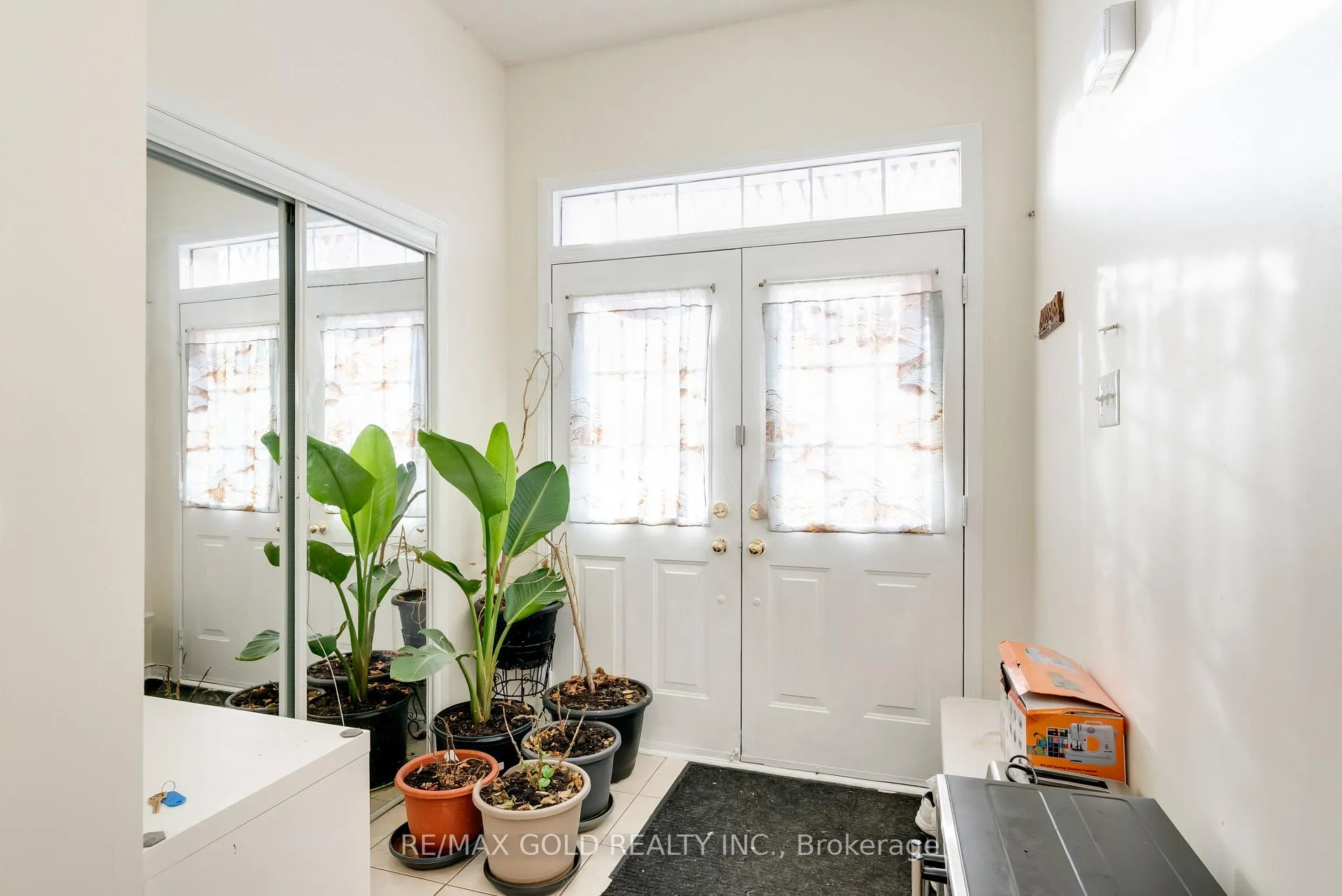 Photo 5 of 17 Maddybeth Crescent, Brampton, Bram West — HOMEH