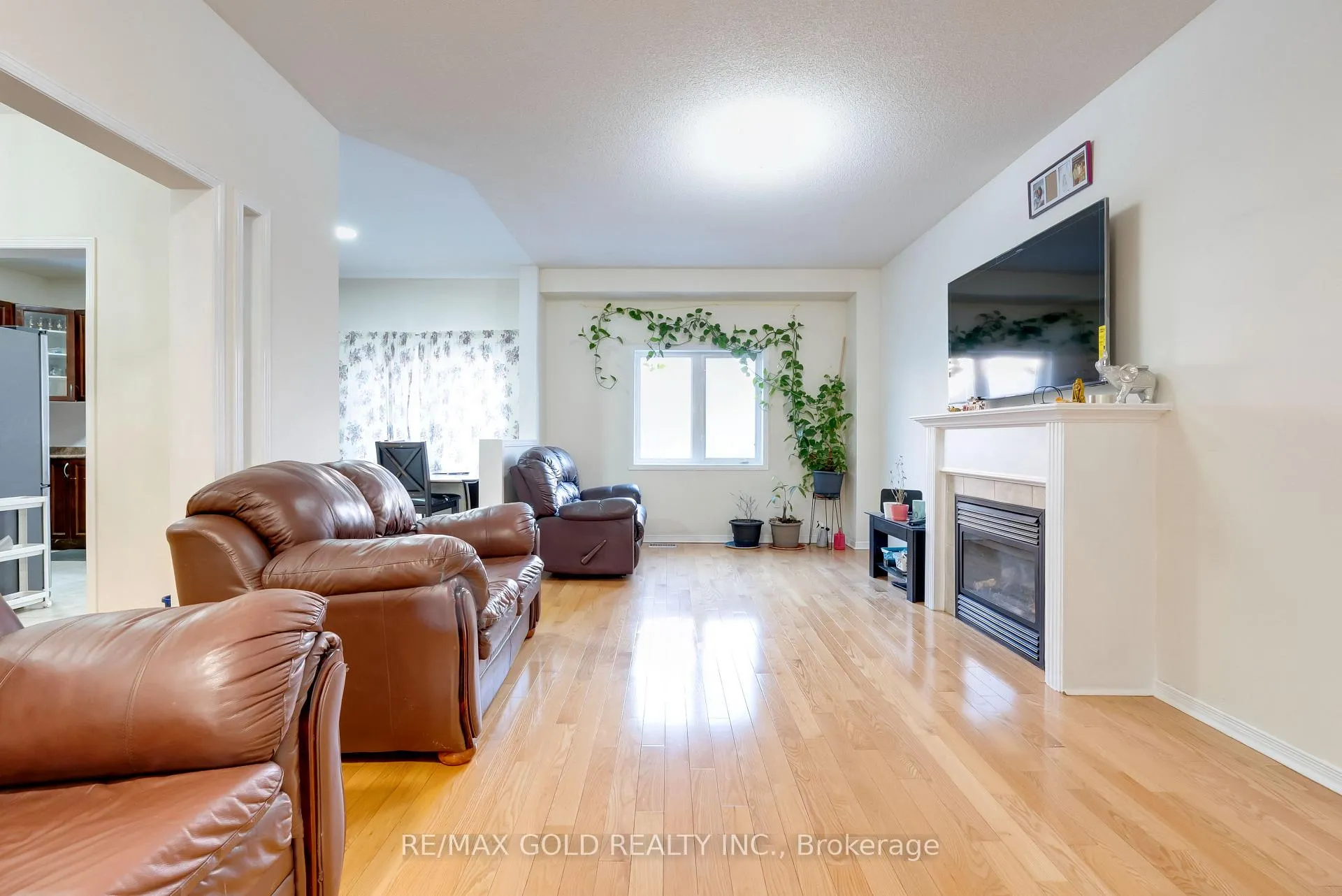 Photo 7 of 17 Maddybeth Crescent, Brampton, Bram West — HOMEH