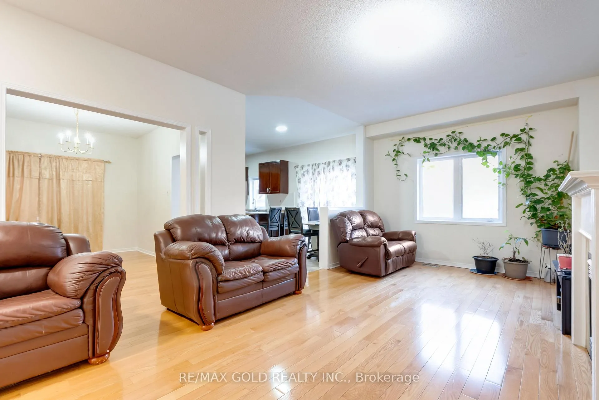 Photo 8 of 17 Maddybeth Crescent, Brampton, Bram West — HOMEH