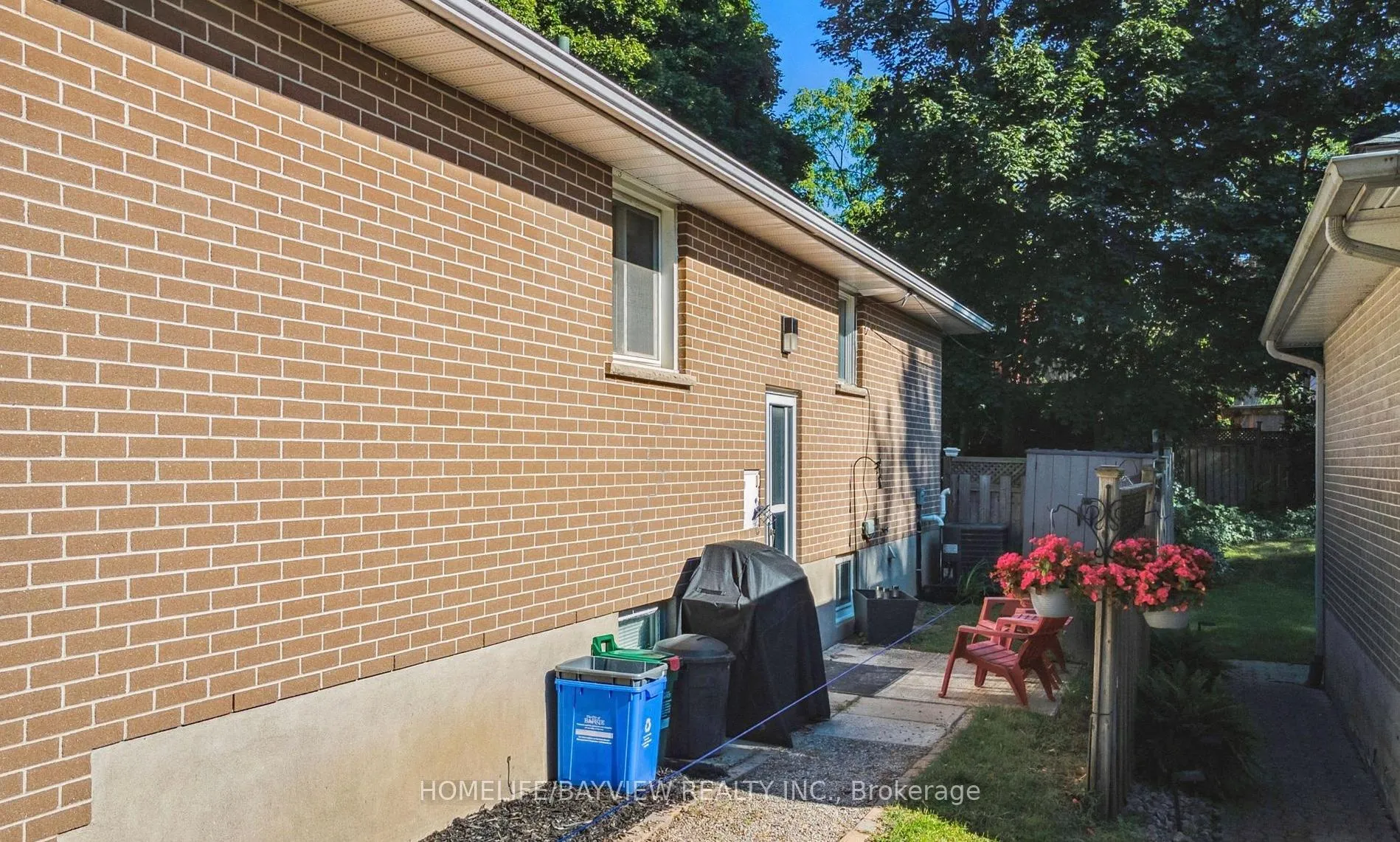 Photo 2 of 43 Queen Street, Barrie, City Centre — HOMEH