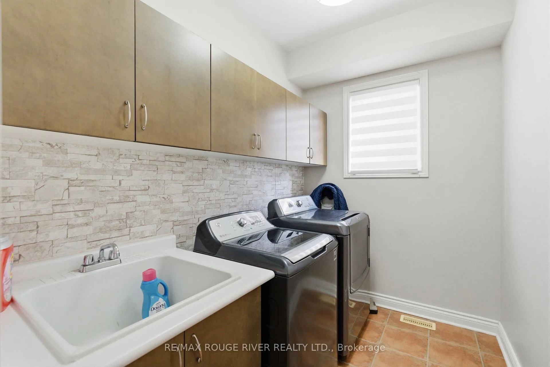 Photo 10 of 2 Hesham Drive, Whitby, Brooklin — HOMEH