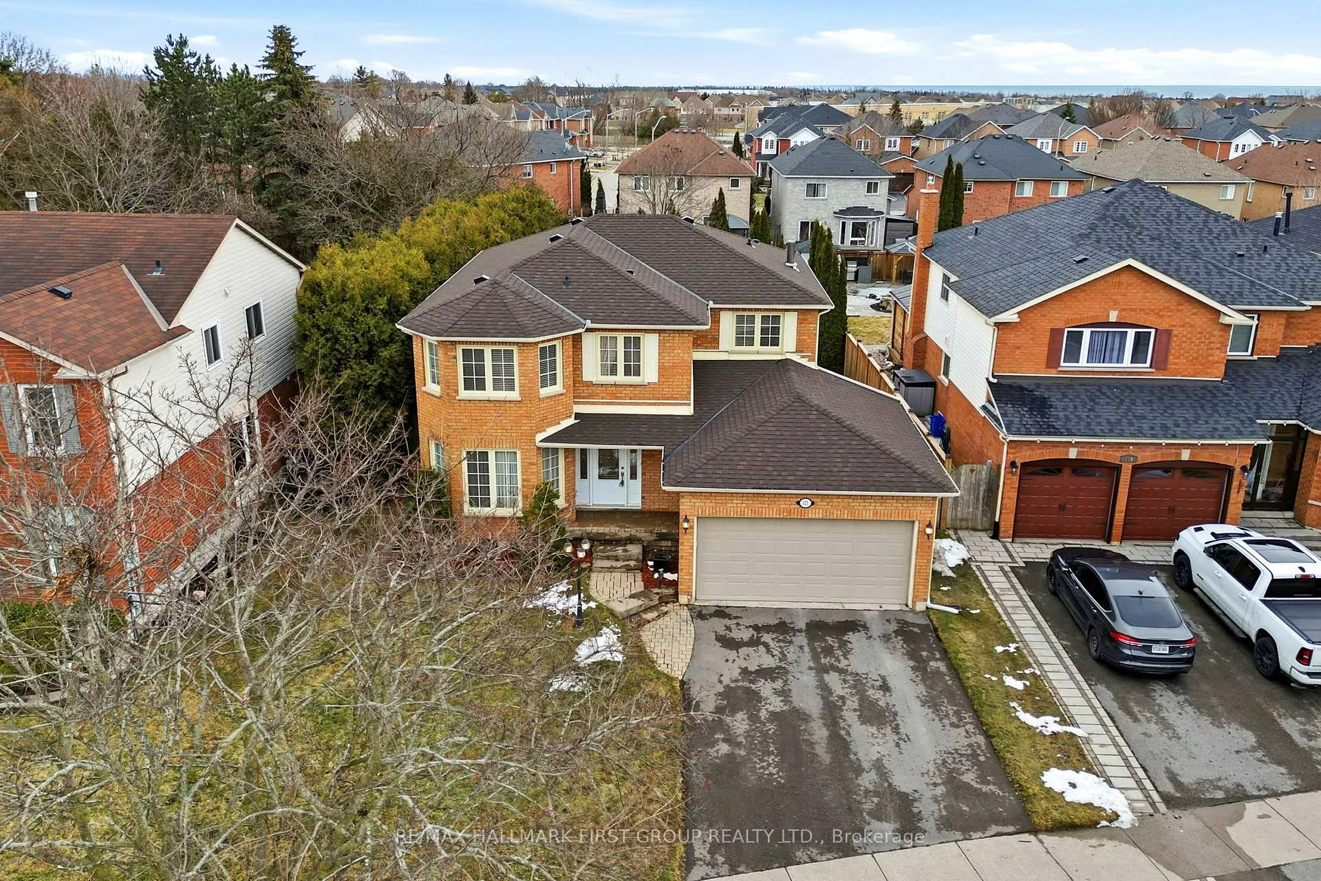 Photo 3 of 121 Glenabbey Drive, Clarington, Courtice — HOMEH