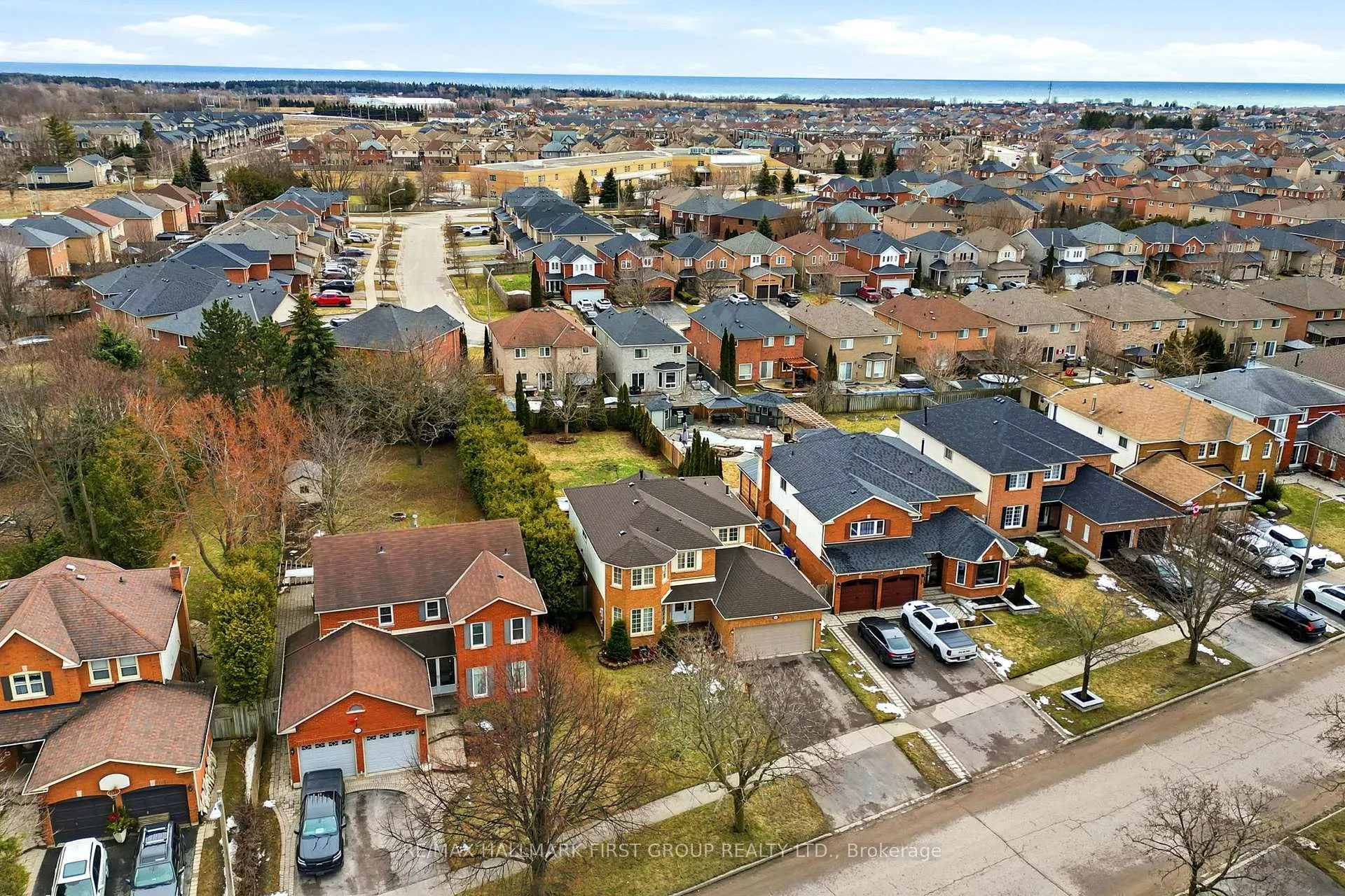 Photo 4 of 121 Glenabbey Drive, Clarington, Courtice — HOMEH