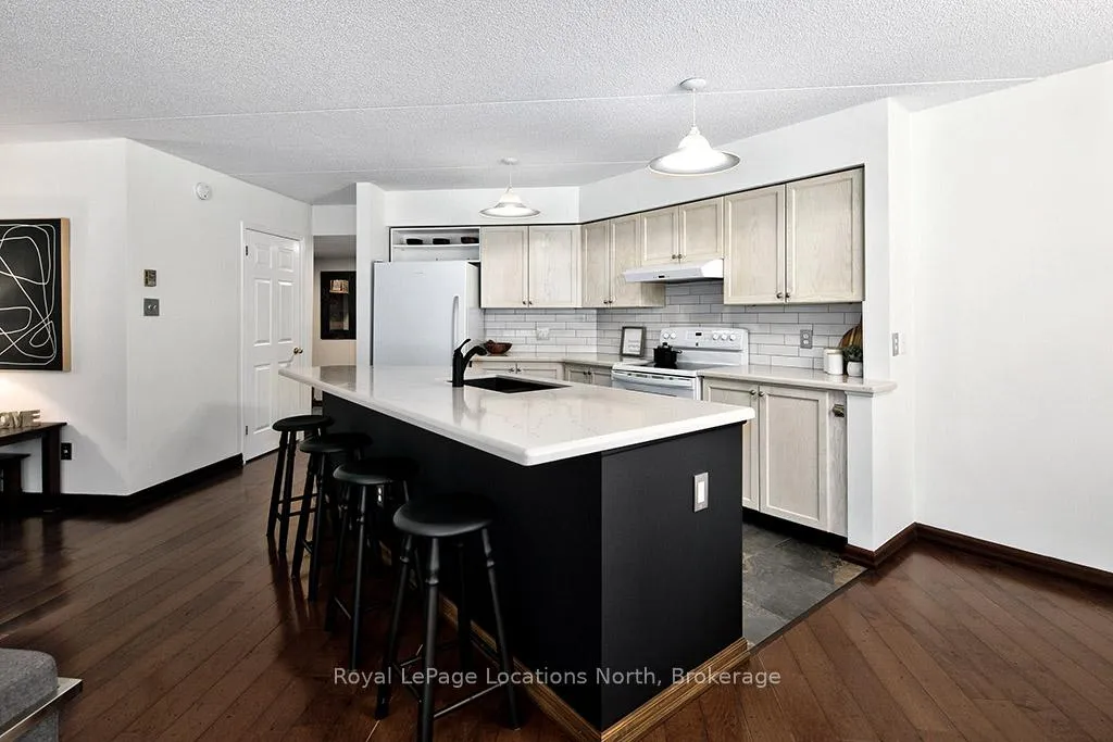 Photo 3 of 365 Mariners Way, Collingwood — HOMEH