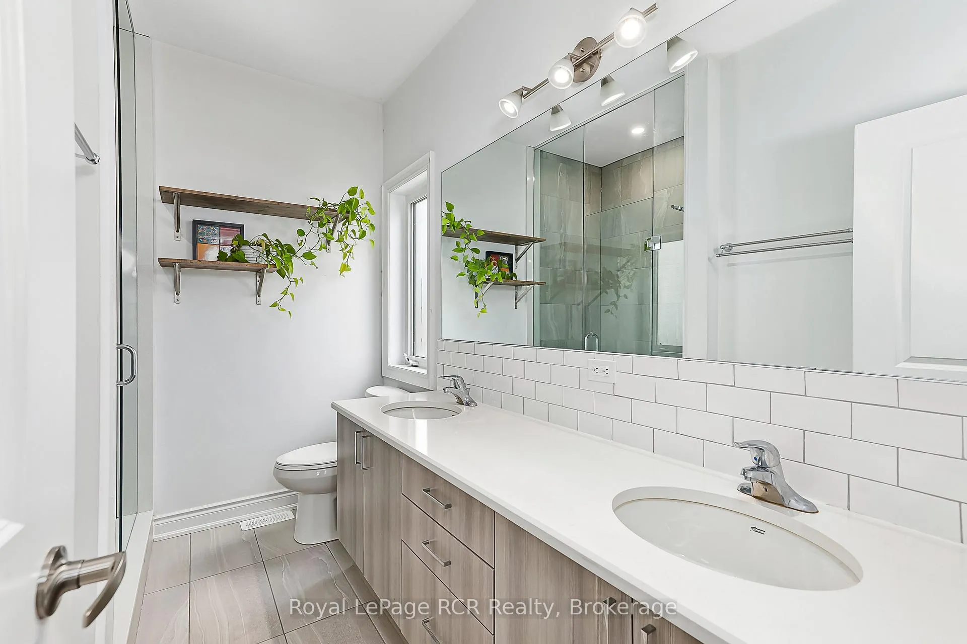 Photo 17 of 15 Emerald Street, Wasaga Beach — HOMEH
