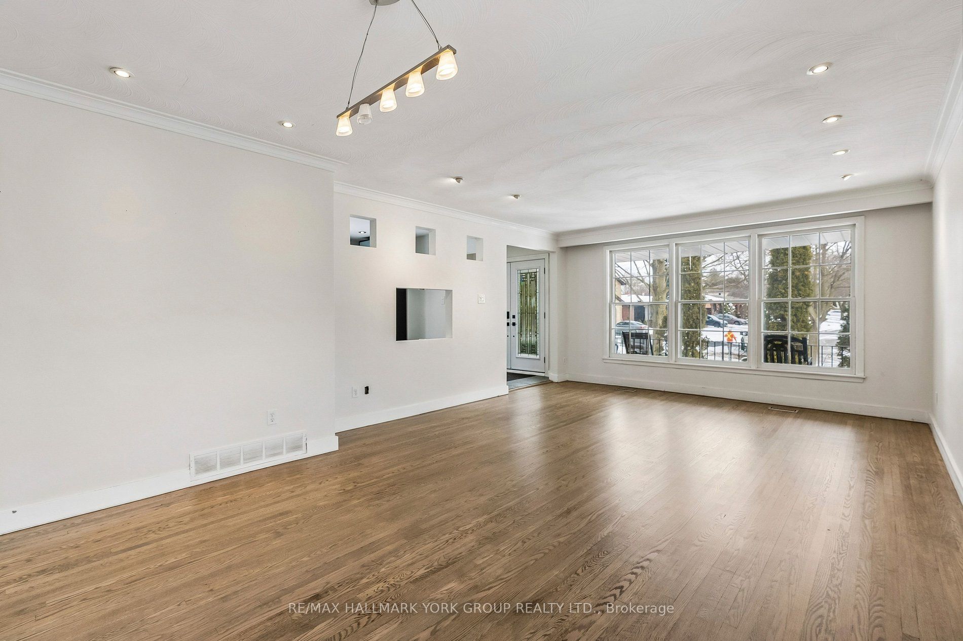 Photo 8 of 24 Coral Harbour Crescent, Markham, Bayview Fairway-Bayview Country Club Estates — HOMEH