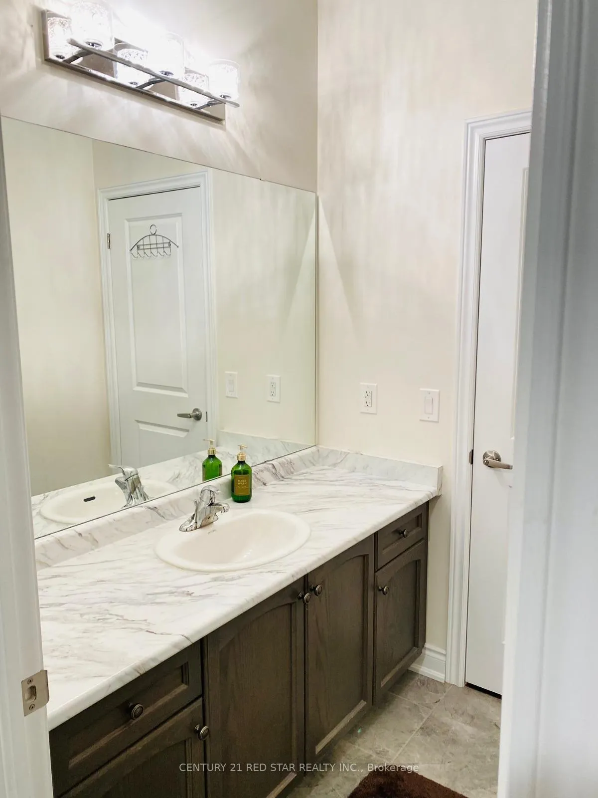Photo 10 of 50 Bansbury Circle, Brampton, Toronto Gore Rural Estate — HOMEH