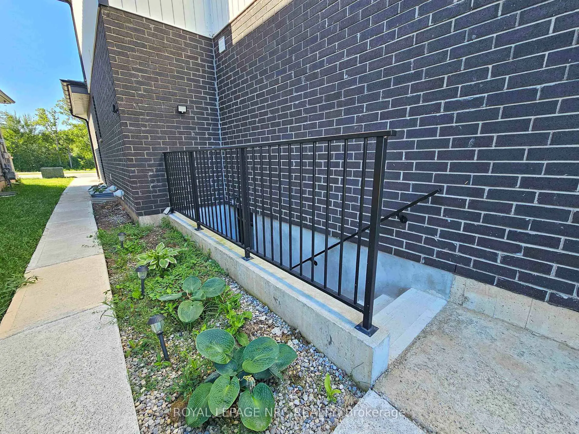 Photo 4 of 8945 Emily Boulevard, Niagara Falls, Brown — HOMEH