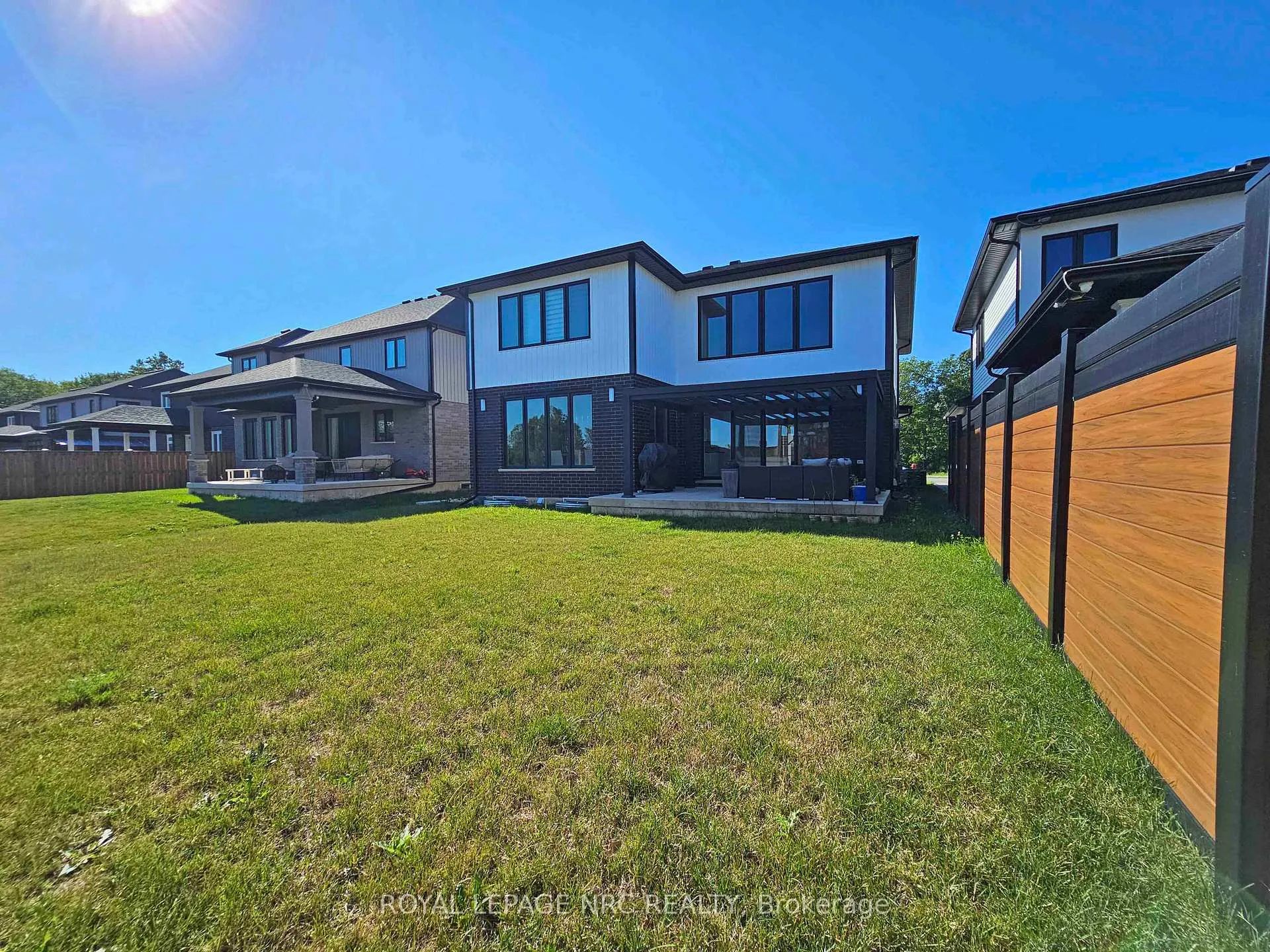 Photo 5 of 8945 Emily Boulevard, Niagara Falls, Brown — HOMEH