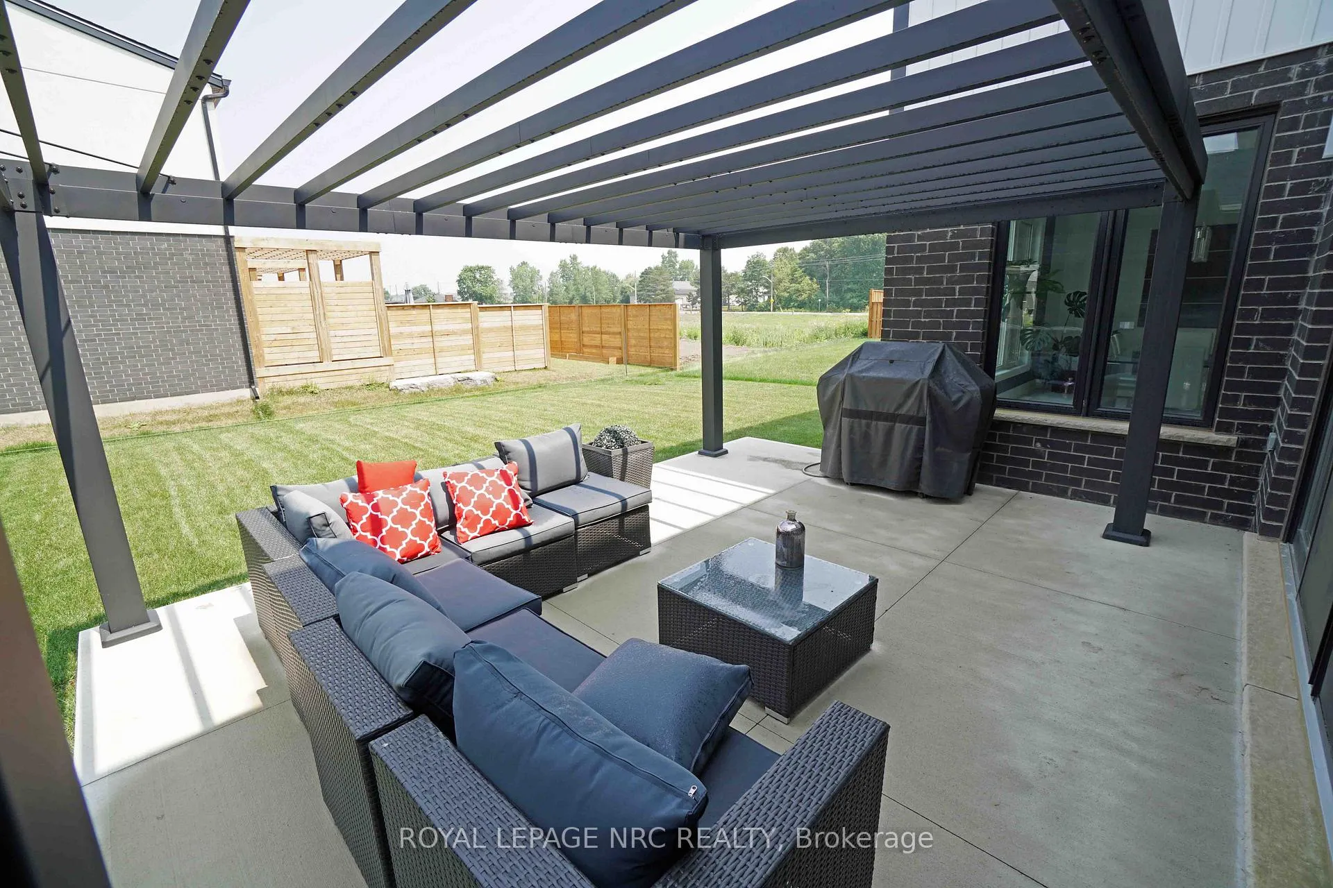 Photo 6 of 8945 Emily Boulevard, Niagara Falls, Brown — HOMEH