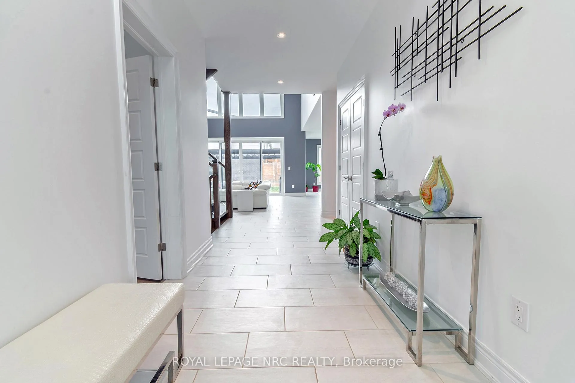 Photo 8 of 8945 Emily Boulevard, Niagara Falls, Brown — HOMEH