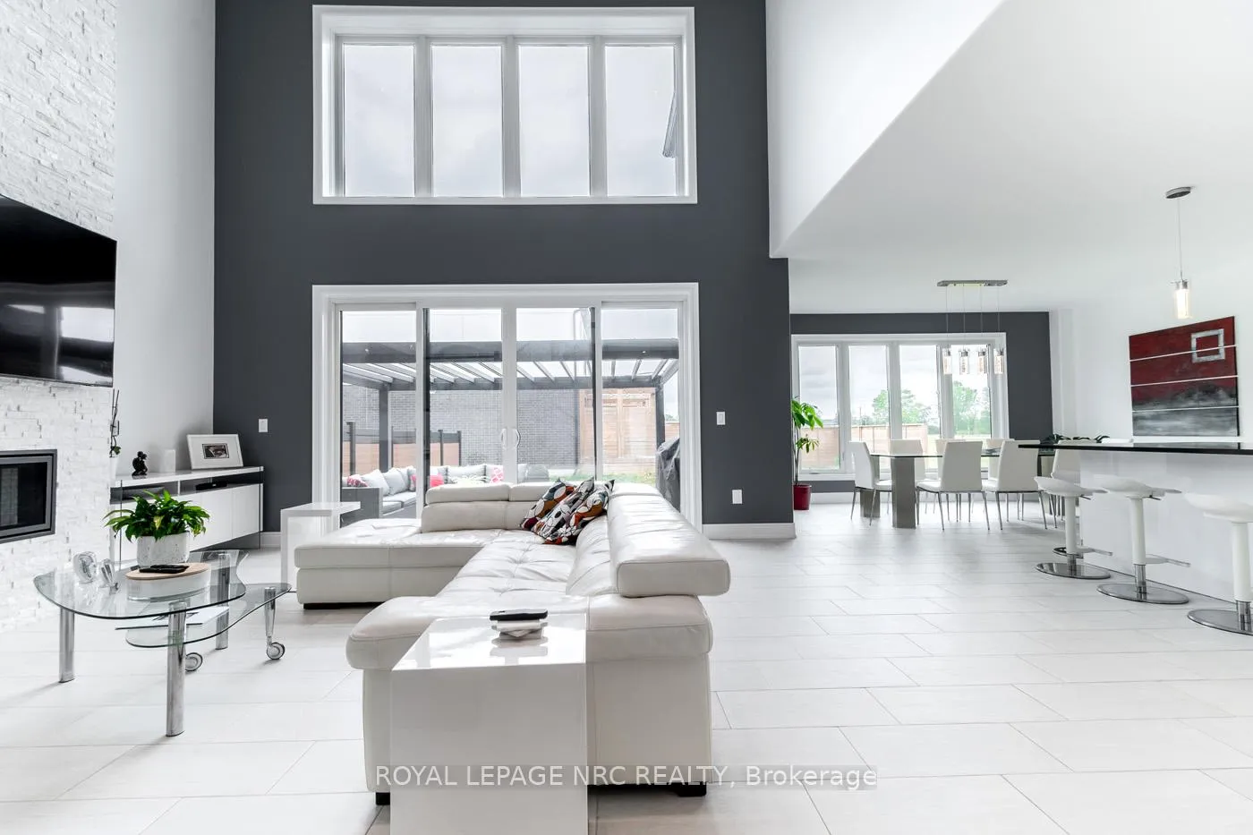 Photo 9 of 8945 Emily Boulevard, Niagara Falls, Brown — HOMEH