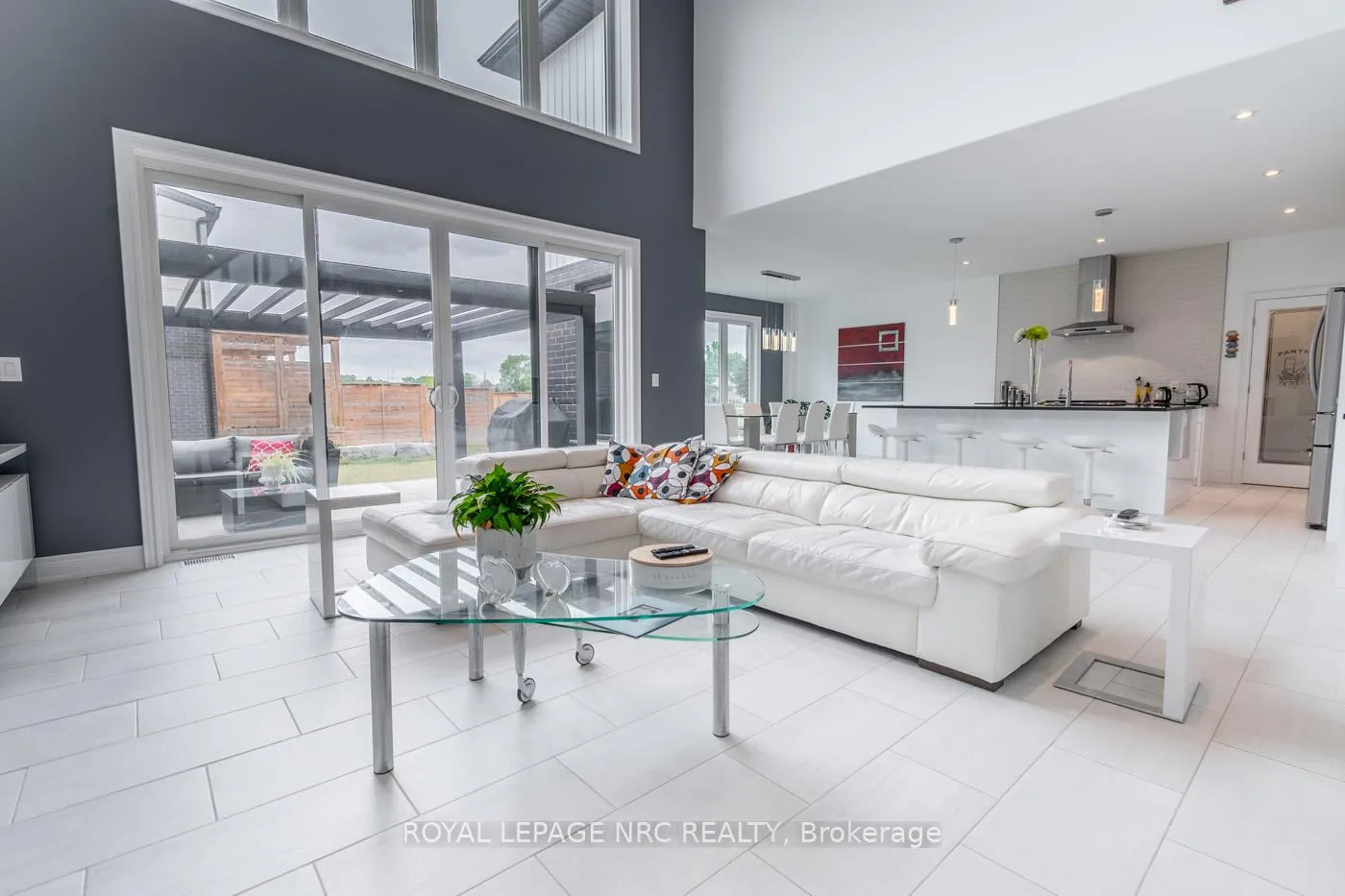 Photo 10 of 8945 Emily Boulevard, Niagara Falls, Brown — HOMEH