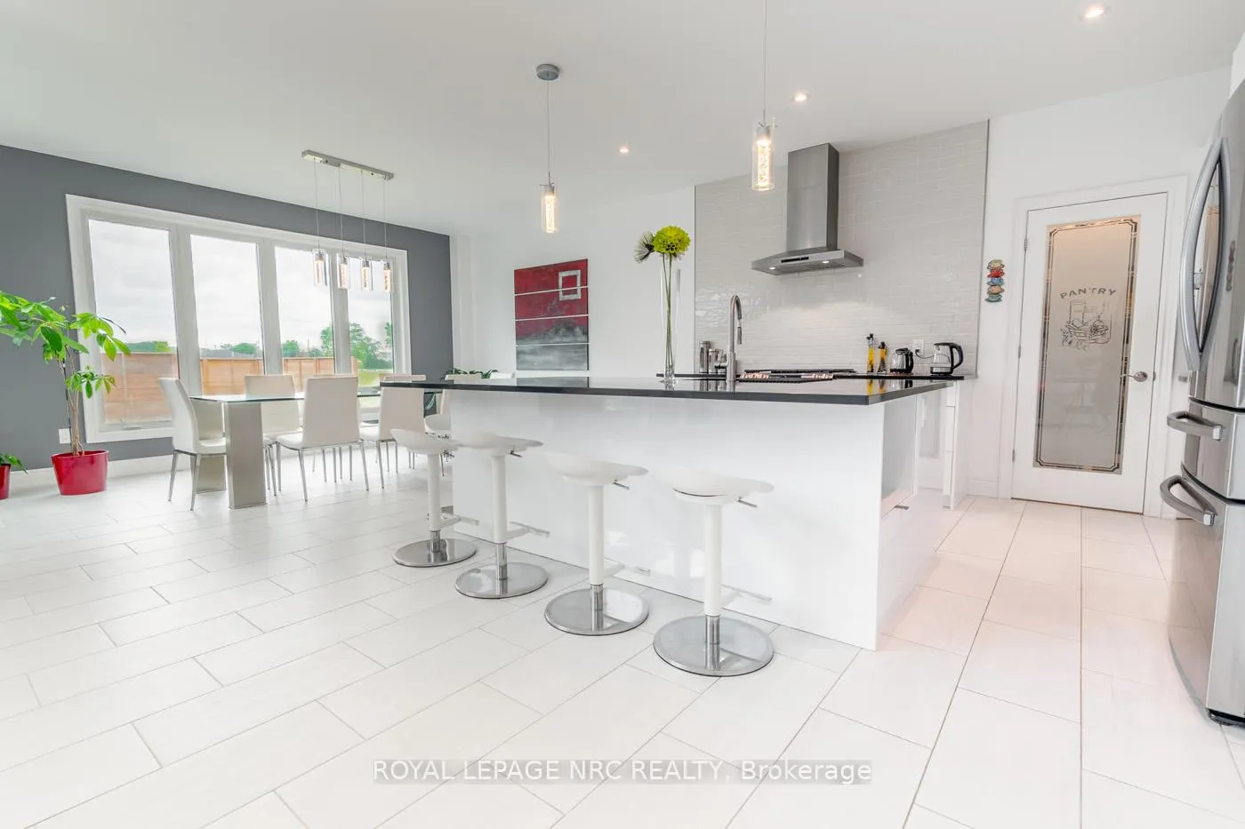 Photo 14 of 8945 Emily Boulevard, Niagara Falls, Brown — HOMEH