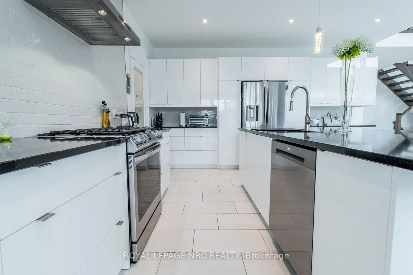 Photo 18 of 8945 Emily Boulevard, Niagara Falls, Brown — HOMEH