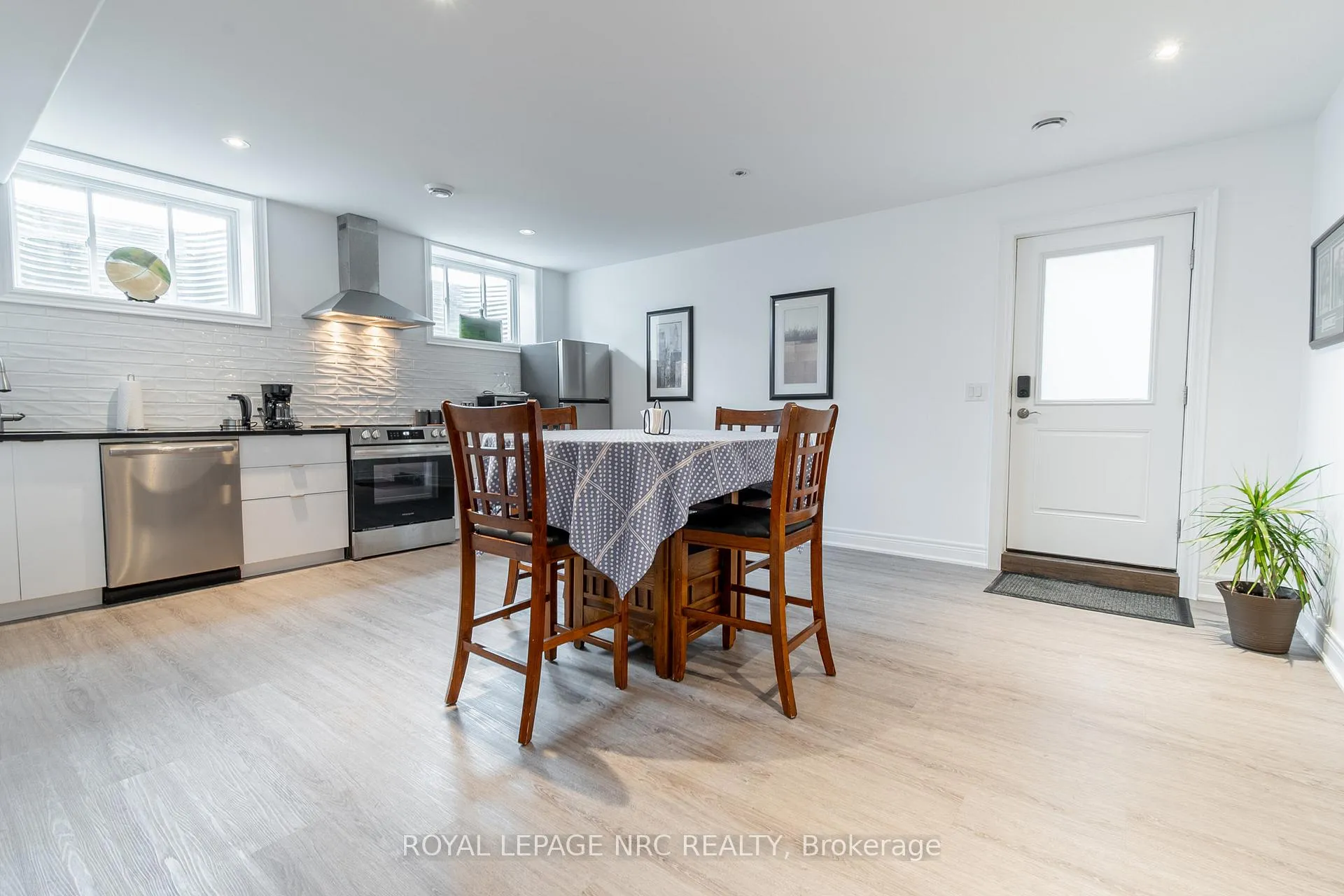Photo 39 of 8945 Emily Boulevard, Niagara Falls, Brown — HOMEH