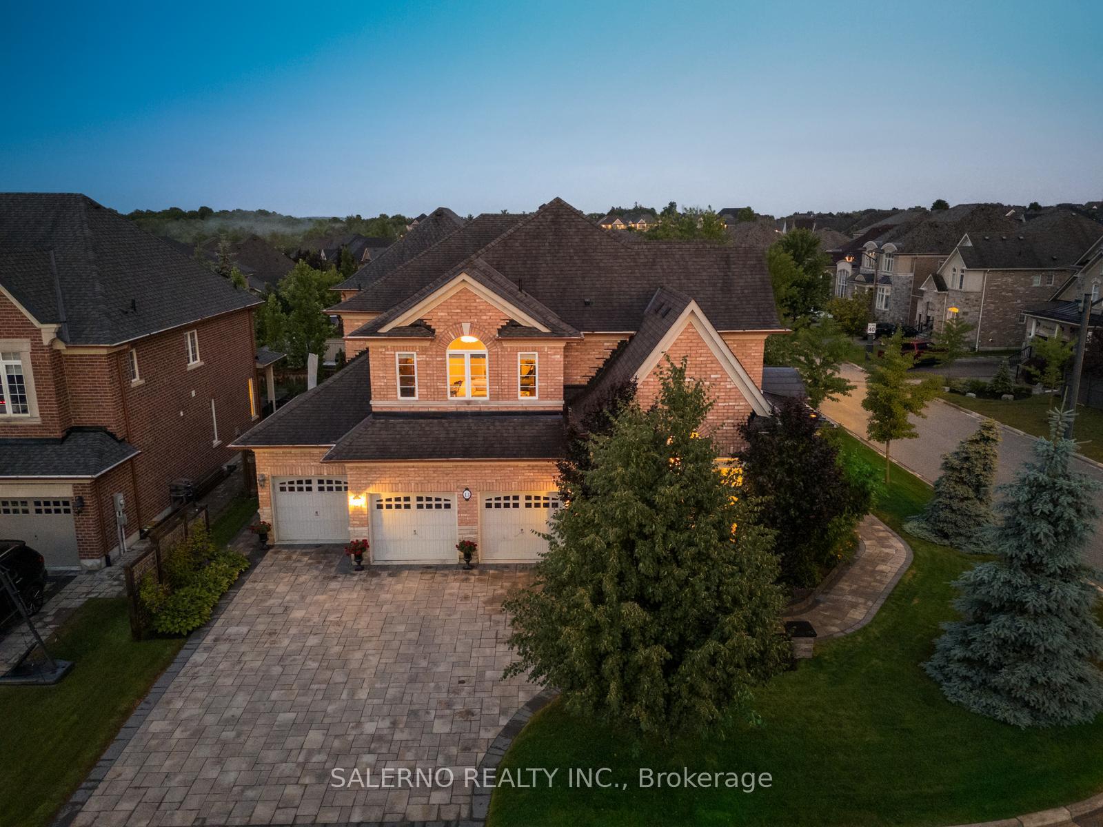 Photo 2 of 13 Bluff Trail, King, Nobleton — HOMEH