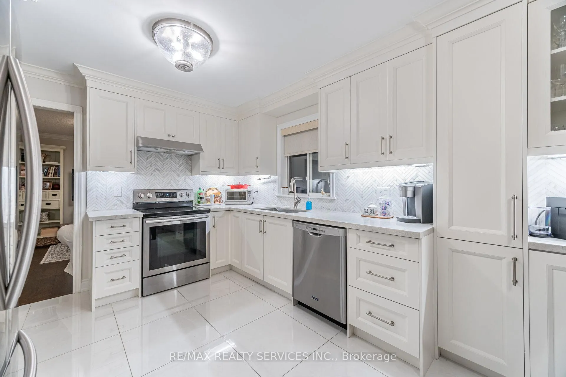 Photo 9 of 13 Emily Carr Crescent, Caledon, Bolton West — HOMEH