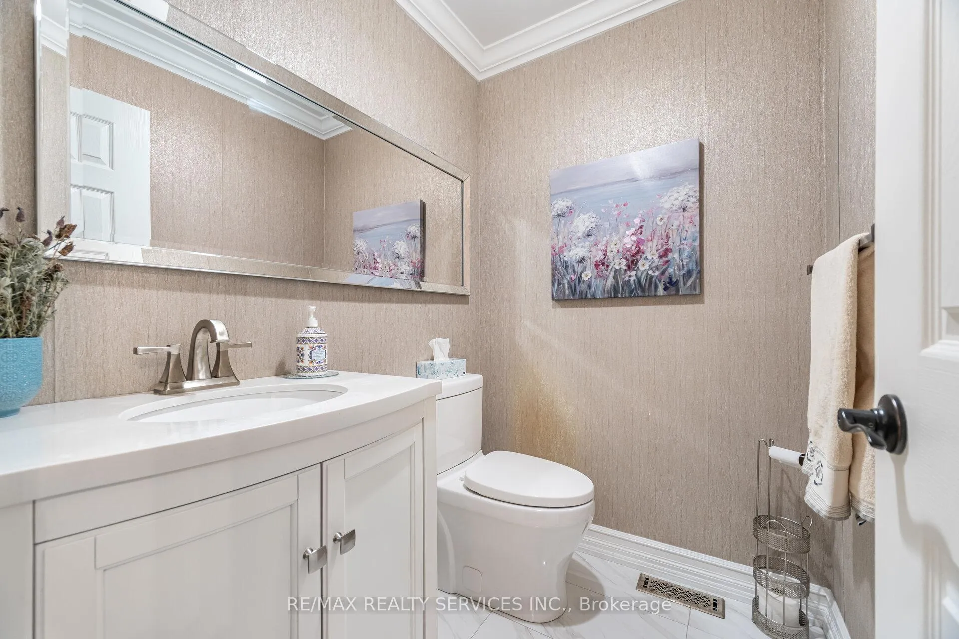 Photo 17 of 13 Emily Carr Crescent, Caledon, Bolton West — HOMEH
