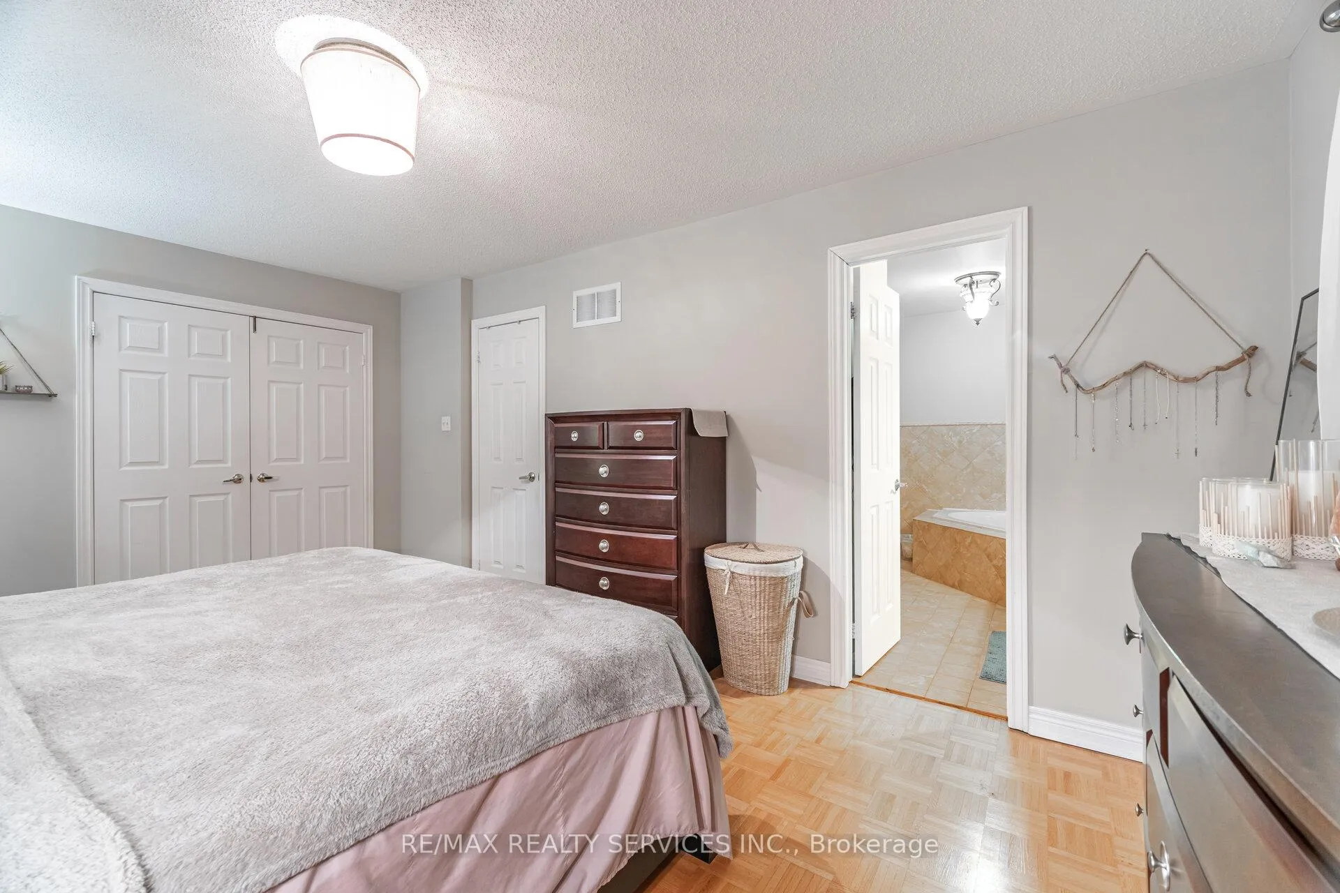 Photo 23 of 13 Emily Carr Crescent, Caledon, Bolton West — HOMEH