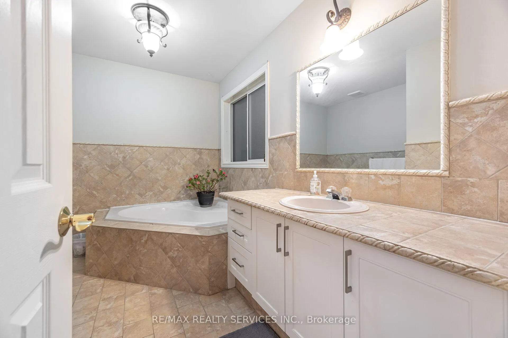 Photo 25 of 13 Emily Carr Crescent, Caledon, Bolton West — HOMEH