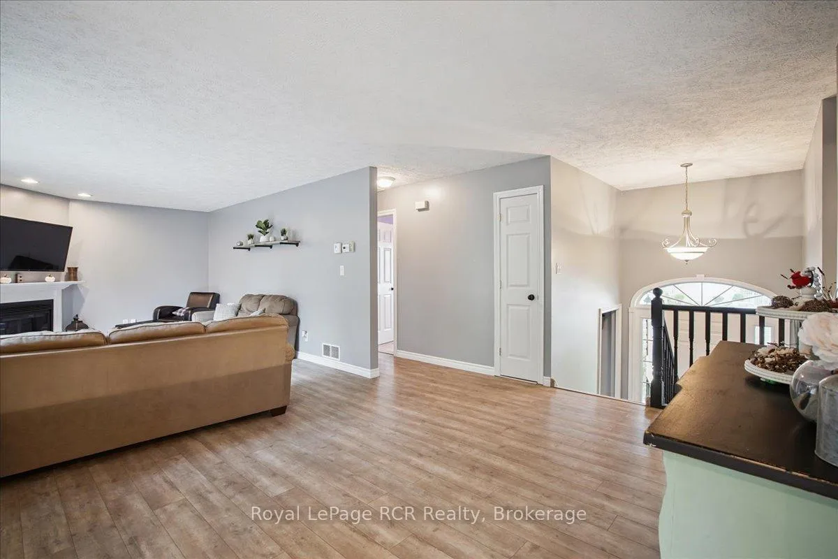 Photo 23 of 741 25th A Street E, Owen Sound — HOMEH