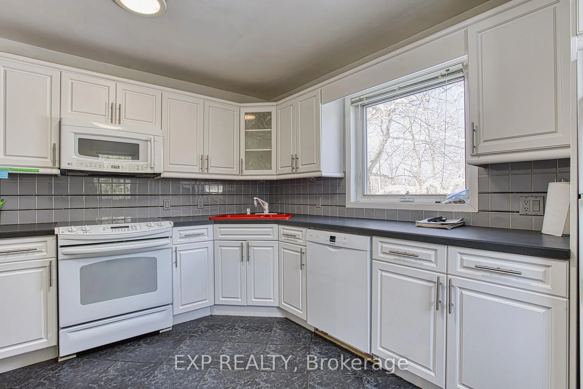 Photo 10 of 18 Bonavem Drive, St. Catharines, Fairview — HOMEH