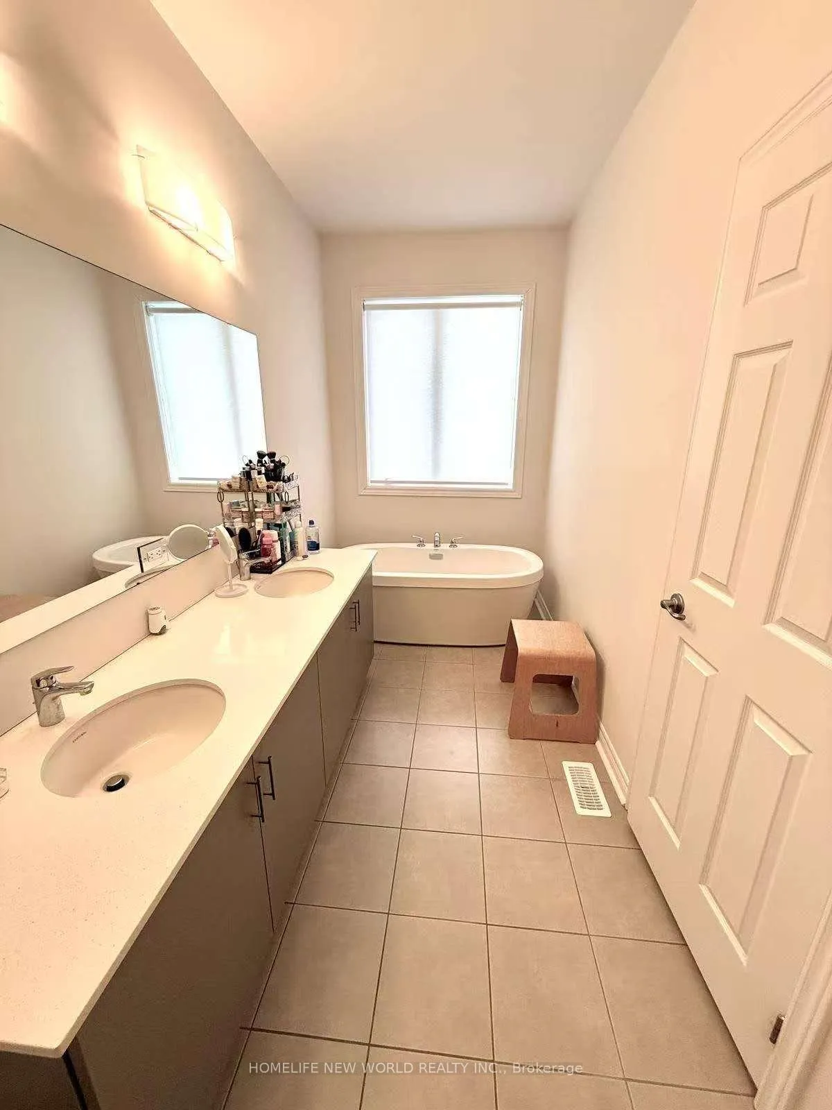 Photo 5 of 126 Mumbai Drive, Markham, Middlefield — HOMEH