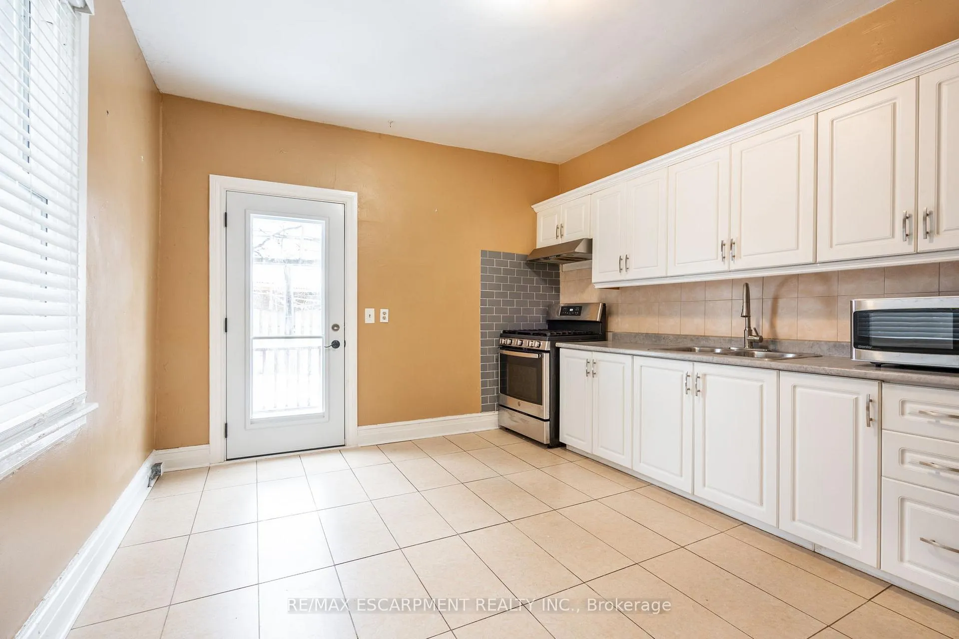 Photo 9 of 21 Oxford Street, Hamilton, Strathcona — HOMEH