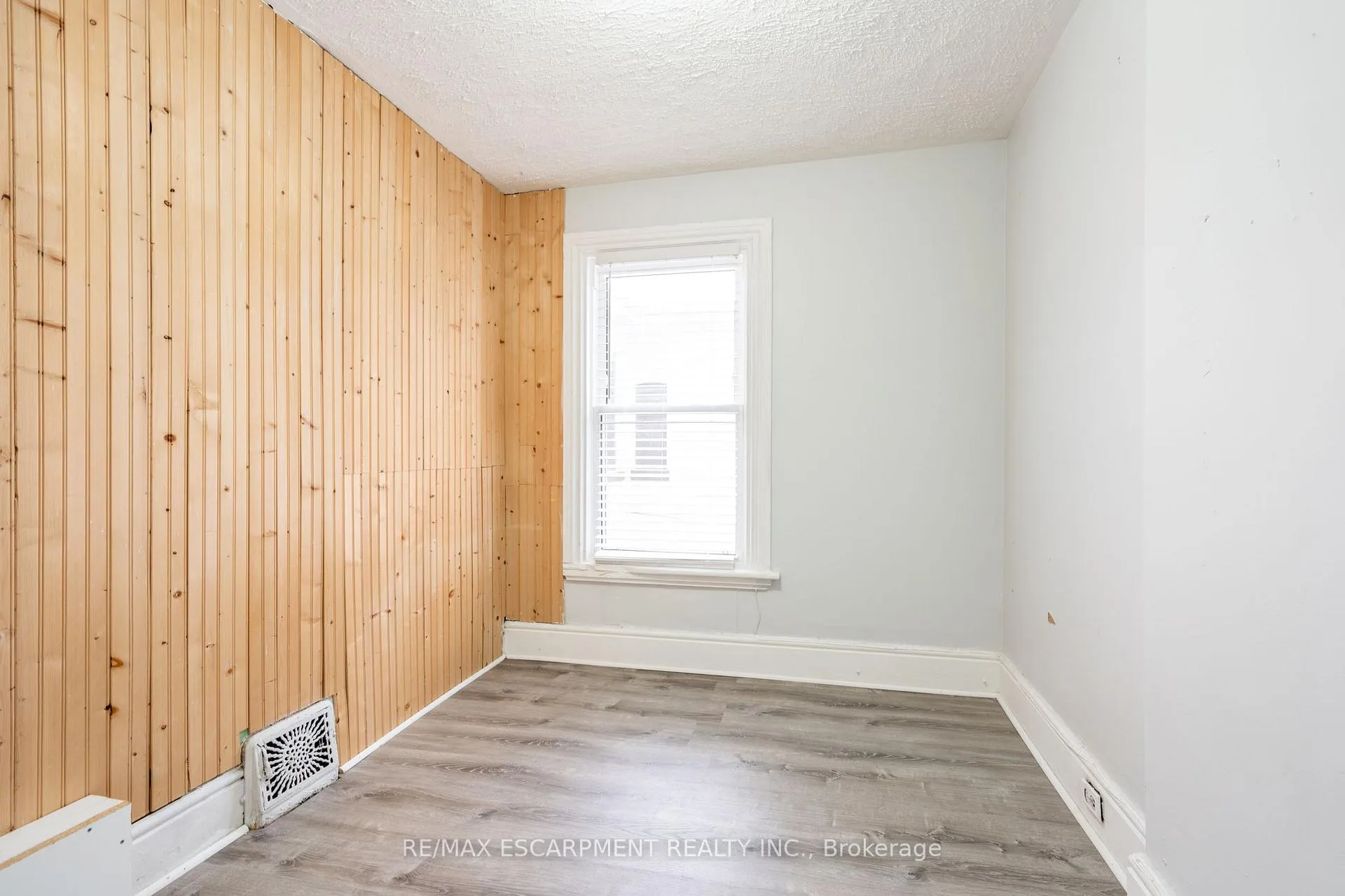 Photo 18 of 21 Oxford Street, Hamilton, Strathcona — HOMEH