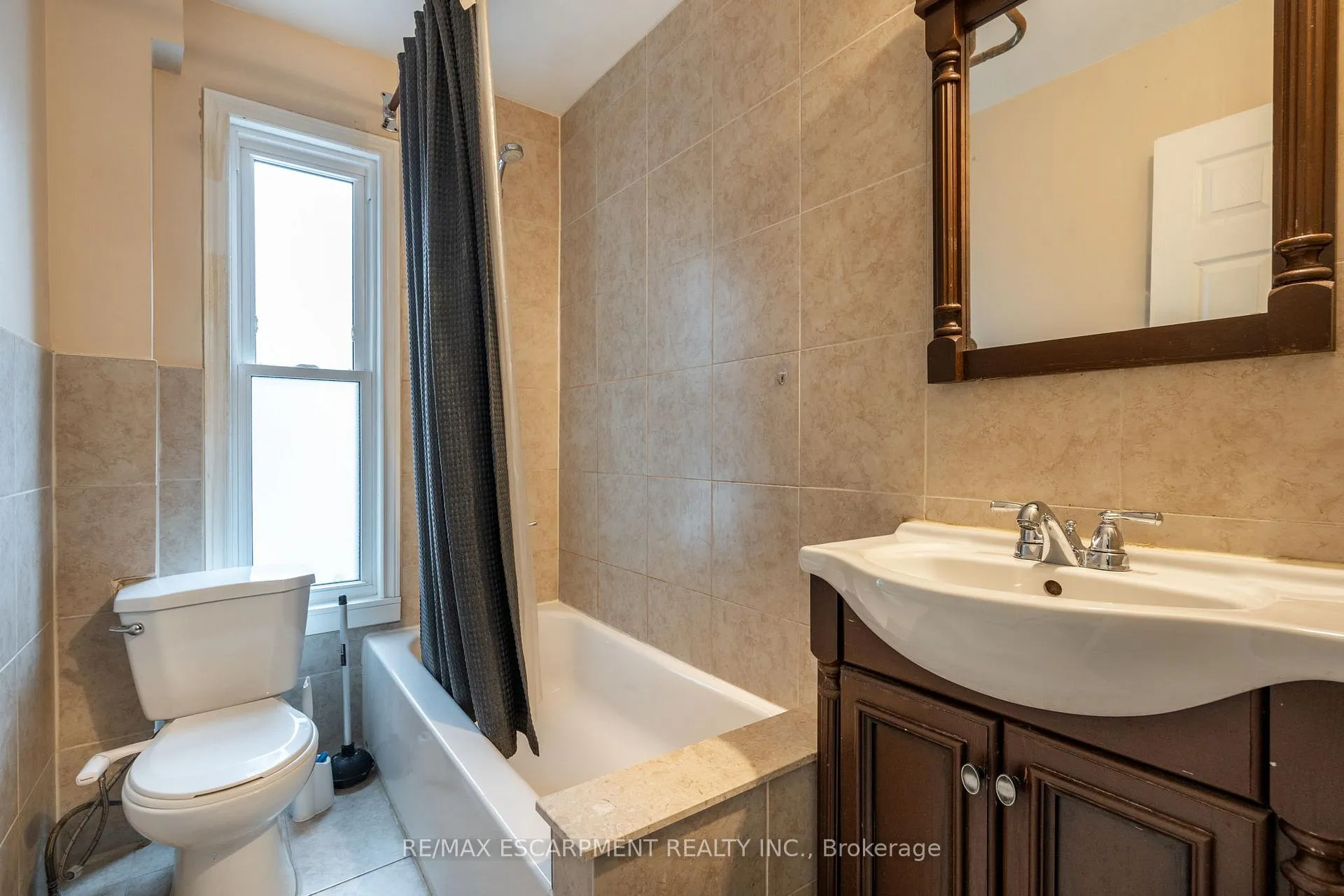 Photo 22 of 21 Oxford Street, Hamilton, Strathcona — HOMEH