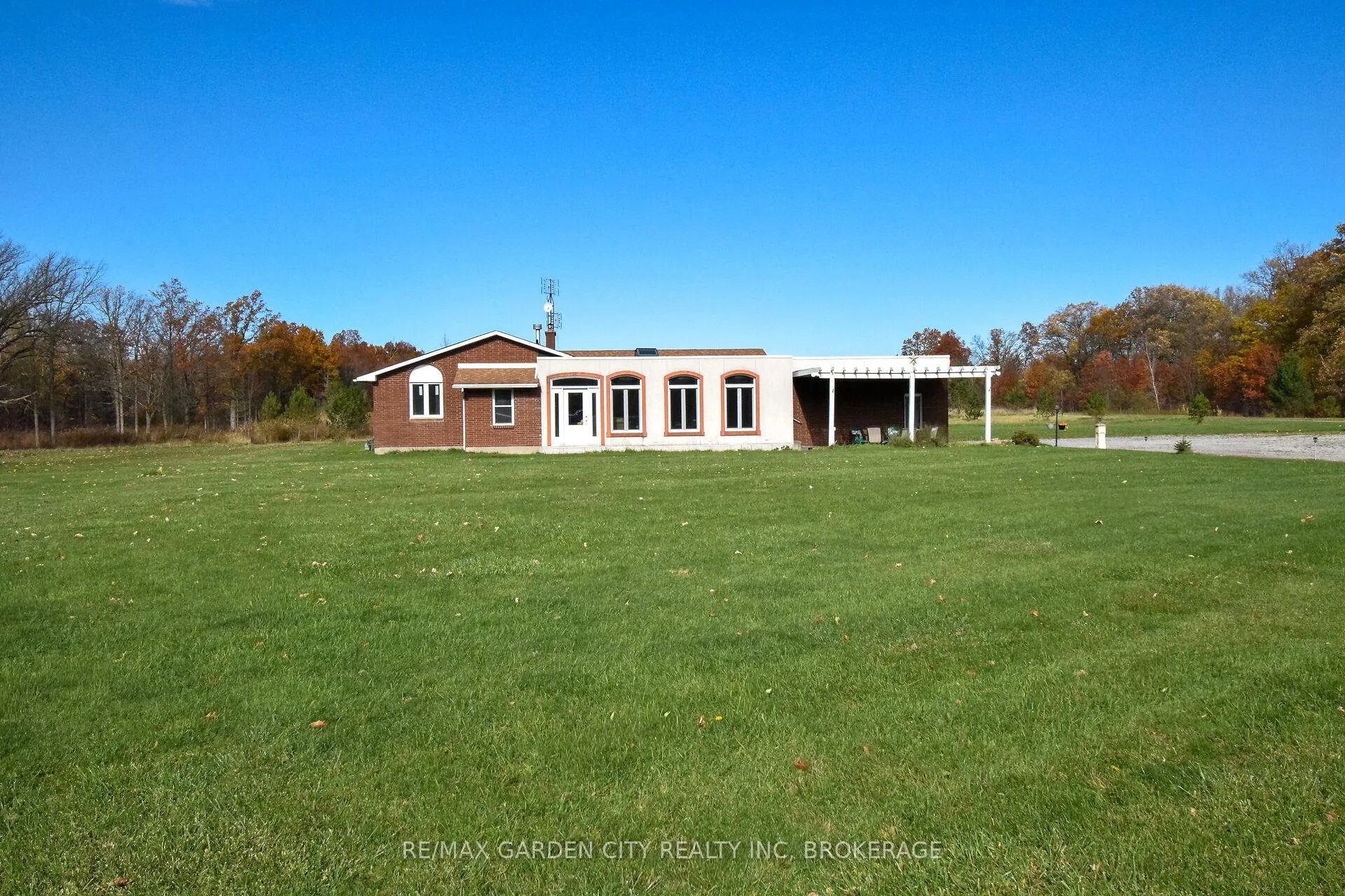 Photo 2 of 9735 Carl Road, Niagara Falls, Schisler — HOMEH
