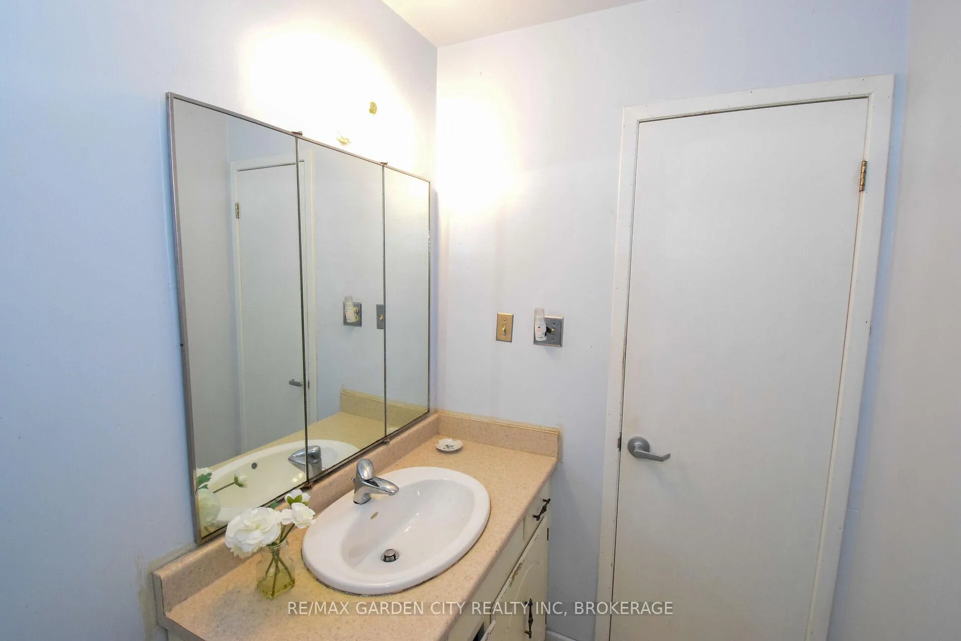 Photo 23 of 9735 Carl Road, Niagara Falls, Schisler — HOMEH