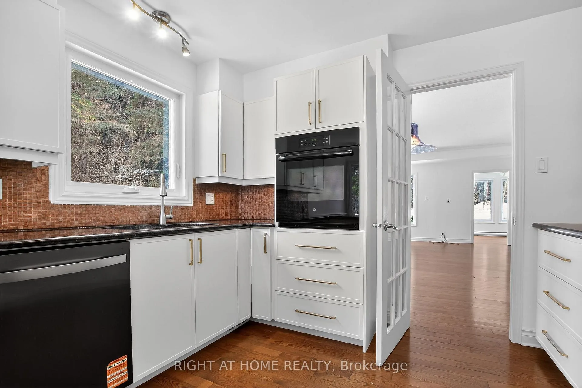 Photo 4 of 100 Darlington Private, Ottawa, Hunt Club/Western Community — HOMEH