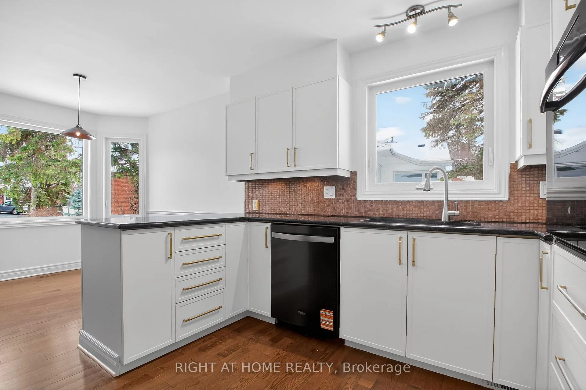 Photo 6 of 100 Darlington Private, Ottawa, Hunt Club/Western Community — HOMEH