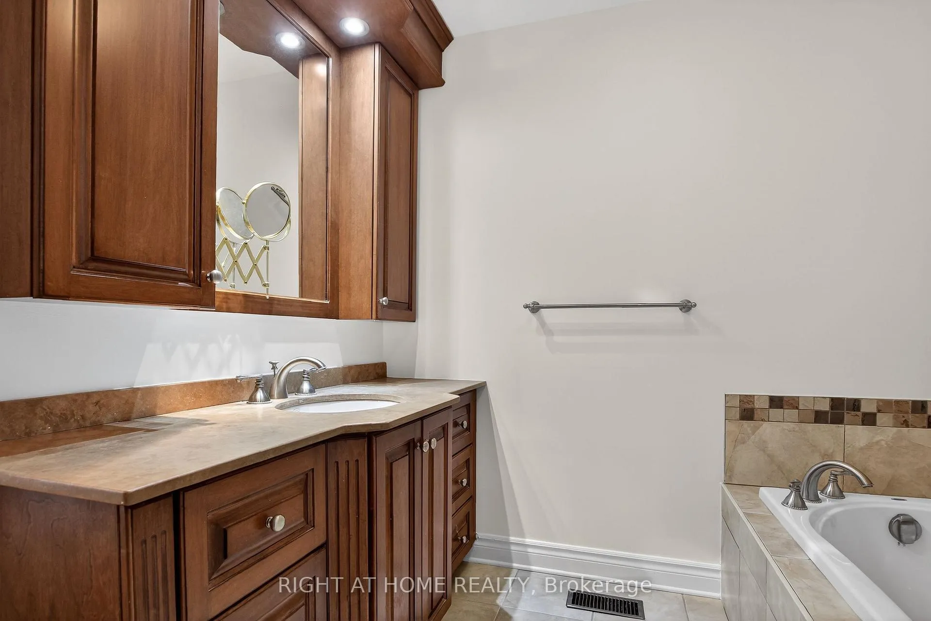 Photo 18 of 100 Darlington Private, Ottawa, Hunt Club/Western Community — HOMEH