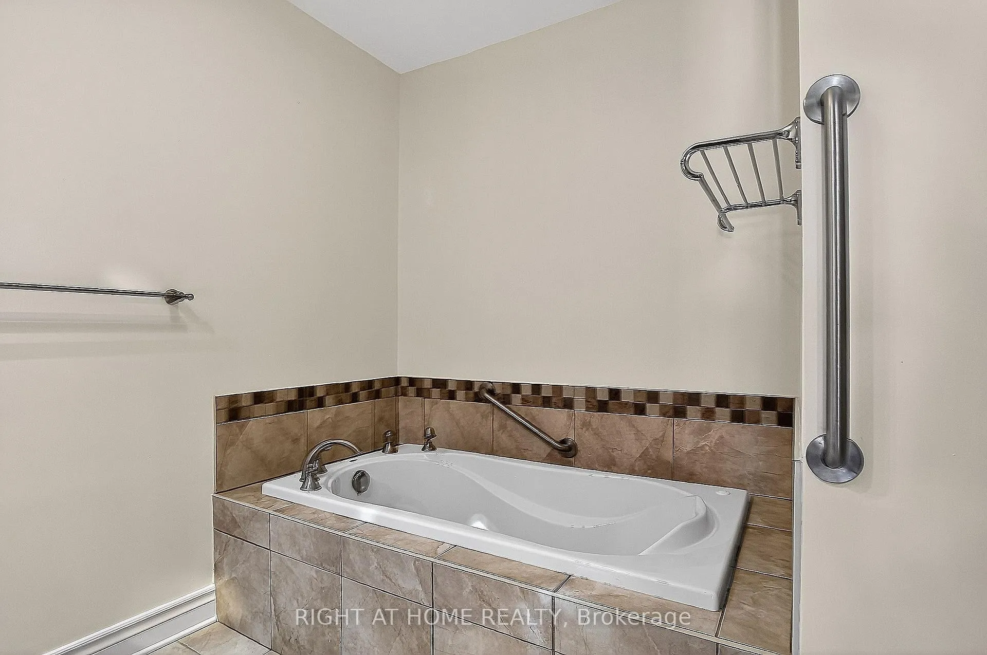 Photo 19 of 100 Darlington Private, Ottawa, Hunt Club/Western Community — HOMEH