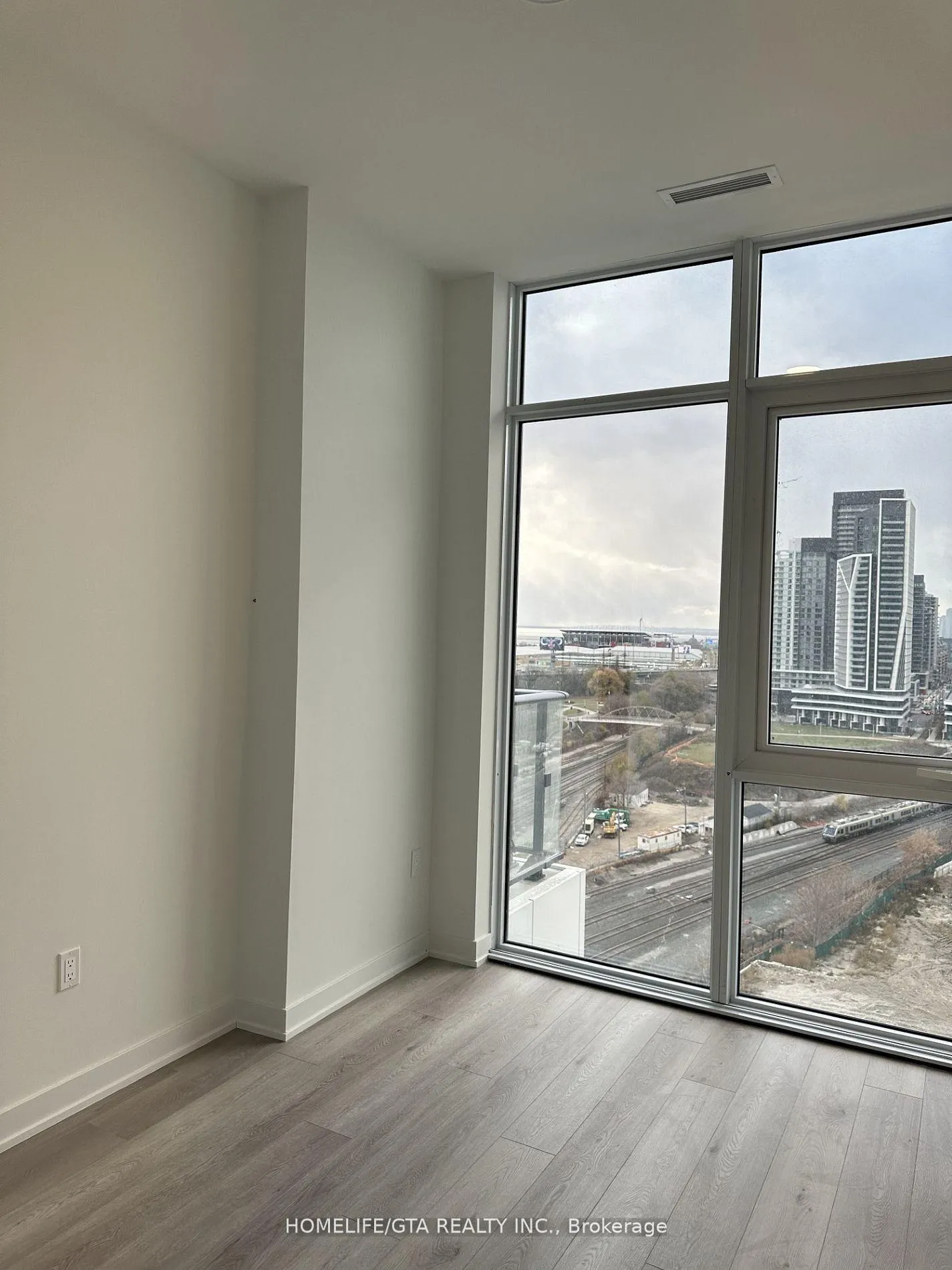 Photo 8 of Unit PH05, 9 Tecumseth Street, Toronto, Niagara — HOMEH