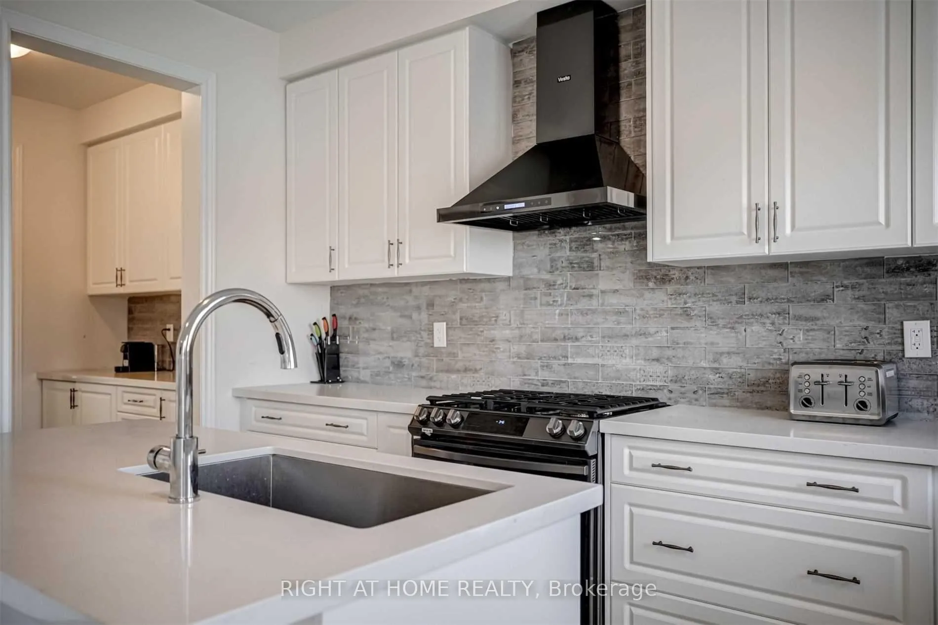 Photo 8 of 108 Connell Drive, Georgina, Keswick North — HOMEH