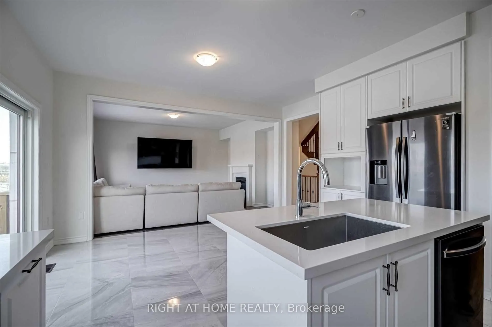 Photo 9 of 108 Connell Drive, Georgina, Keswick North — HOMEH
