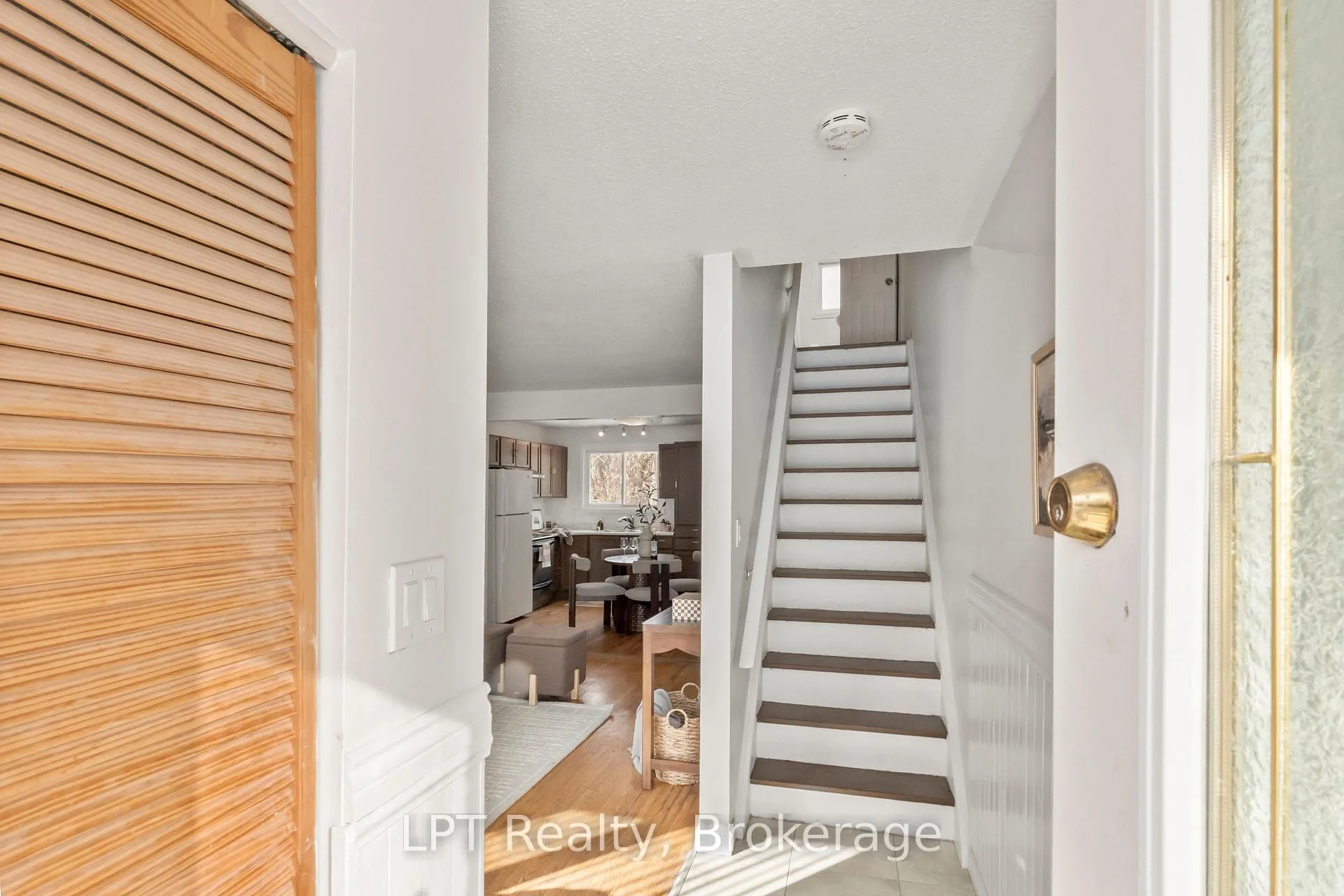 Photo 2 of 118 Capreol Court, Oshawa, Vanier — HOMEH