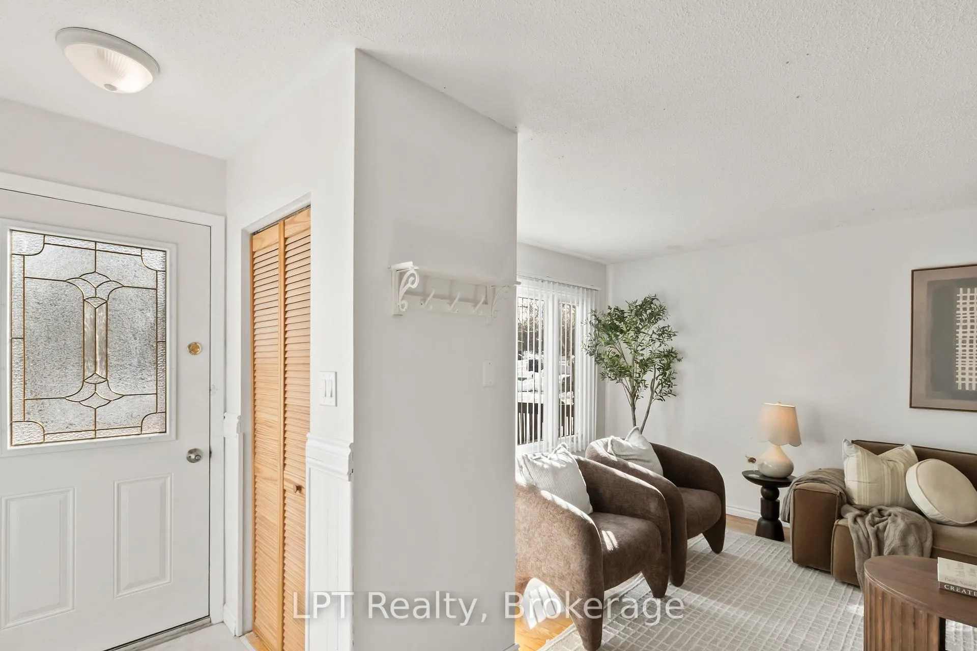Photo 3 of 118 Capreol Court, Oshawa, Vanier — HOMEH