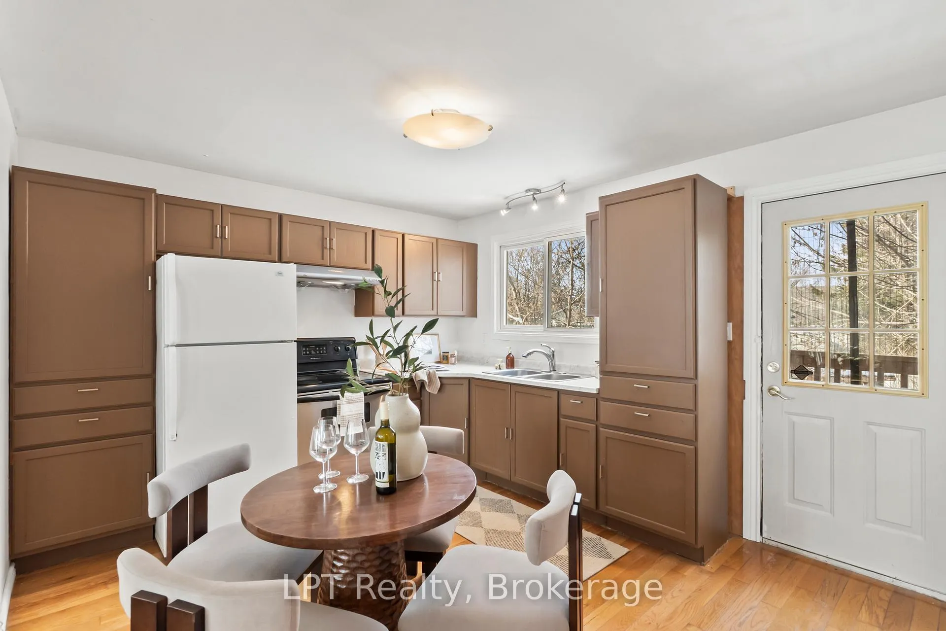 Photo 9 of 118 Capreol Court, Oshawa, Vanier — HOMEH