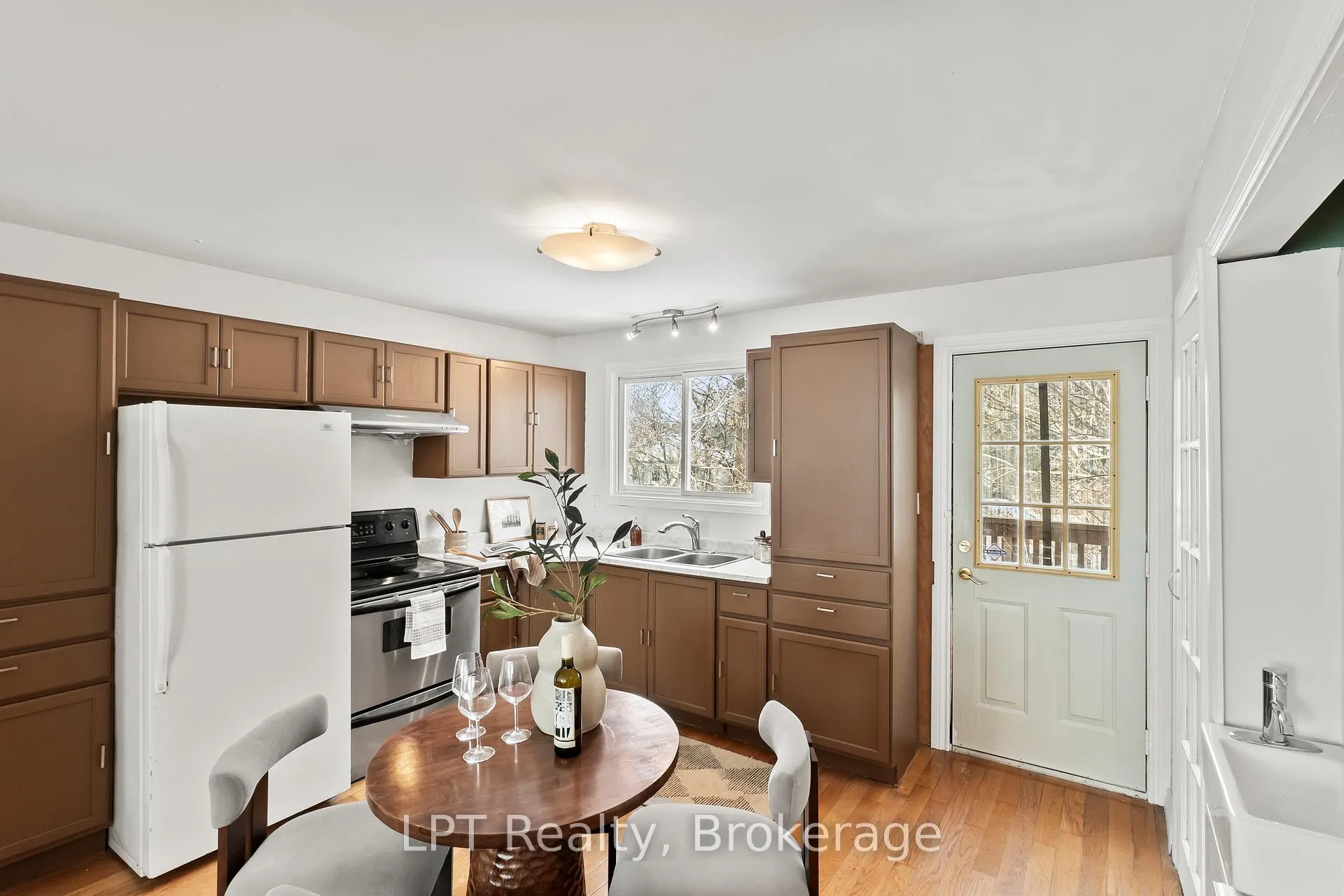 Photo 10 of 118 Capreol Court, Oshawa, Vanier — HOMEH