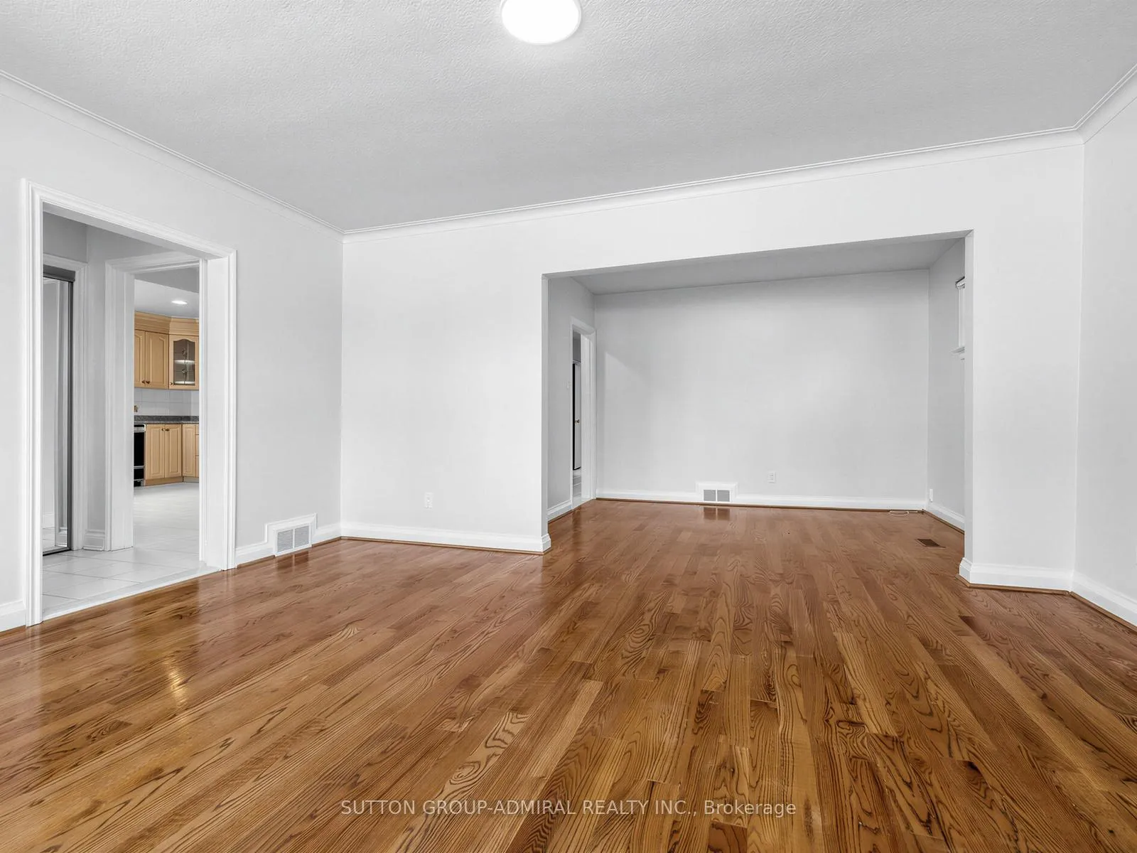 Photo 7 of 157 Hillmount Avenue, Toronto, Englemount-Lawrence — HOMEH
