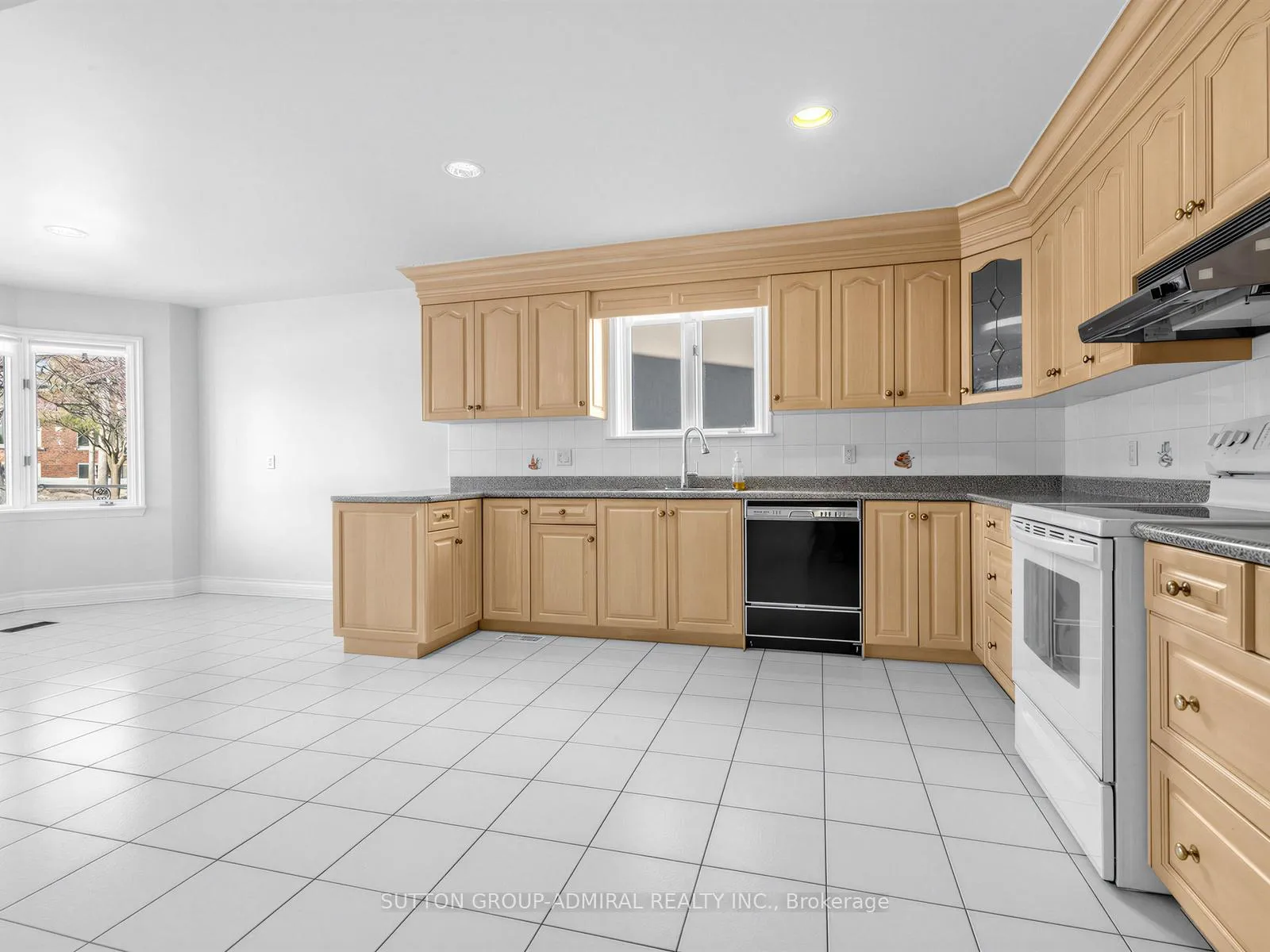 Photo 10 of 157 Hillmount Avenue, Toronto, Englemount-Lawrence — HOMEH