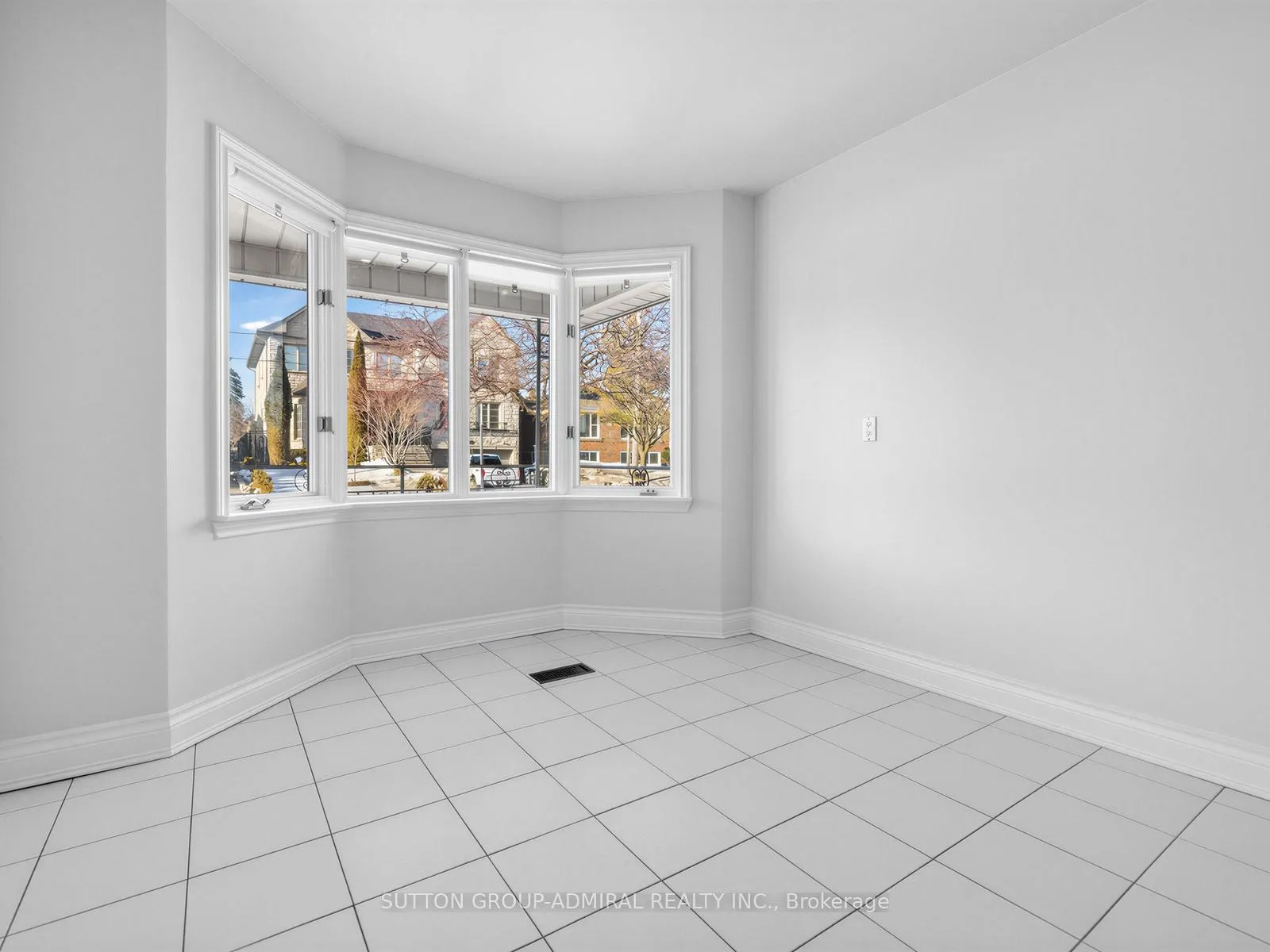 Photo 12 of 157 Hillmount Avenue, Toronto, Englemount-Lawrence — HOMEH
